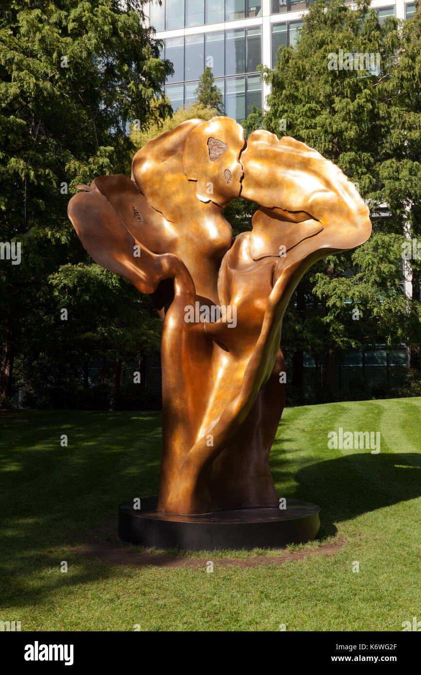 Close-up of helaine blumenfeld's grande sculpture en bronze "Fortuna" installé à 2016 jubilee park, Canary Wharf, London Banque D'Images