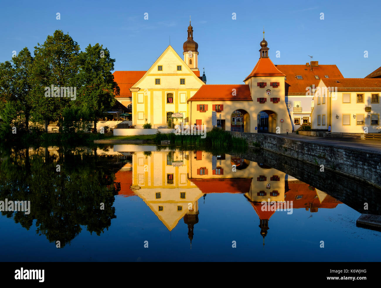 Spitalweiher, gate tower et l'ancien hôpital, allersberg, lake district de Franconie, rmiddle franconia, Franconia, Bavaria Banque D'Images