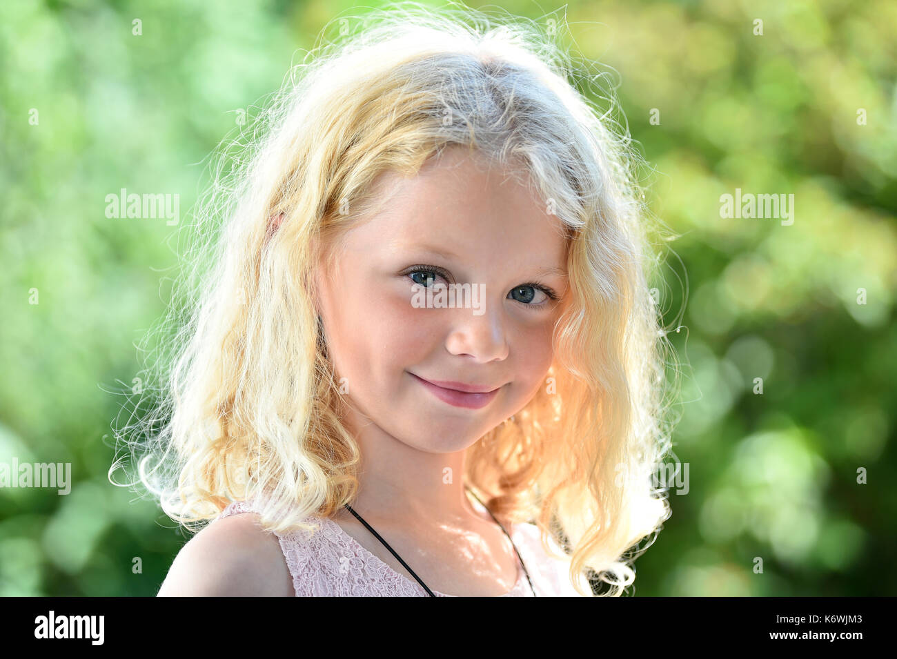 Petite fille aux cheveux blonds, portrait, Suède Banque D'Images
