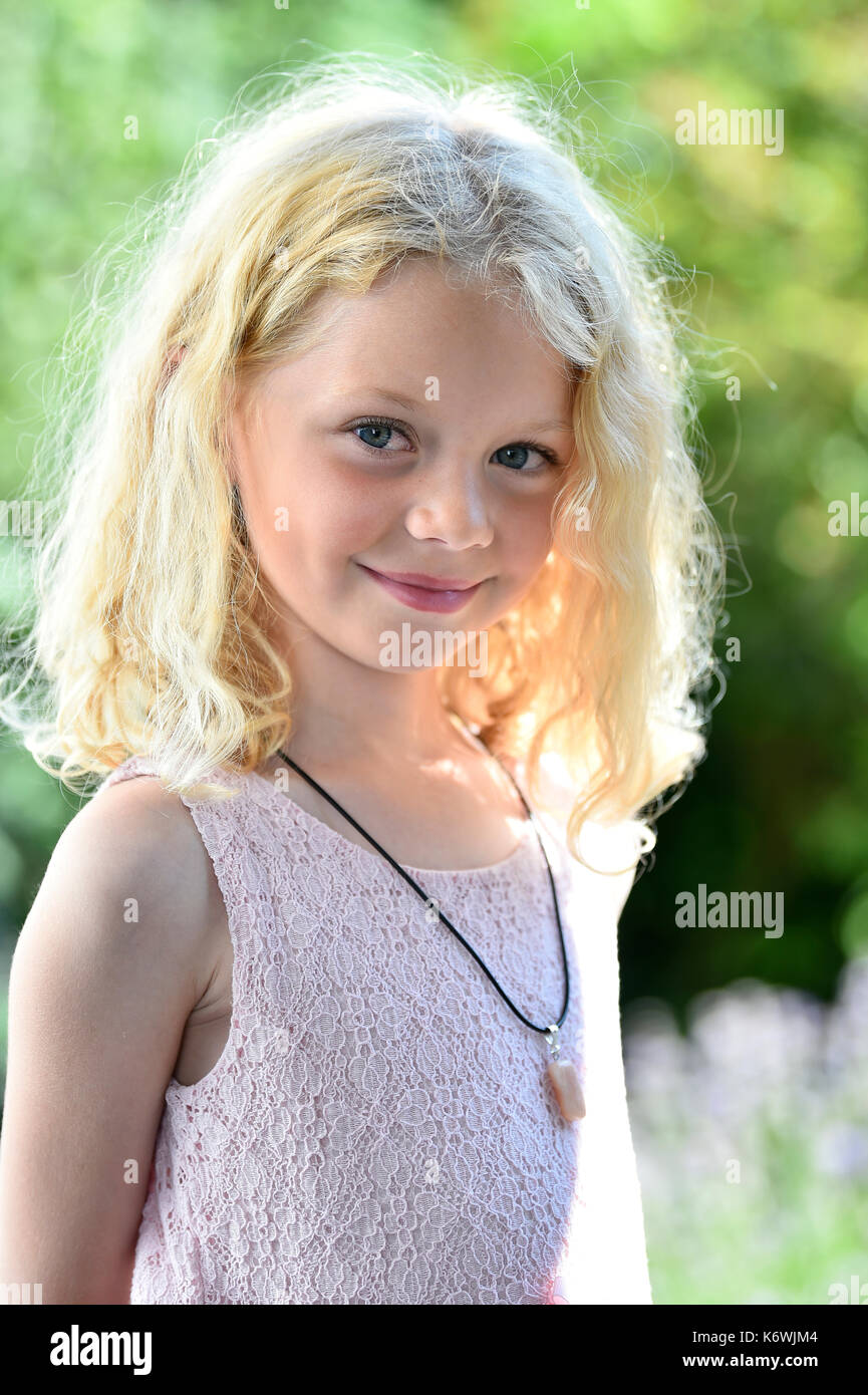 Petite fille aux cheveux blonds, Suède Banque D'Images