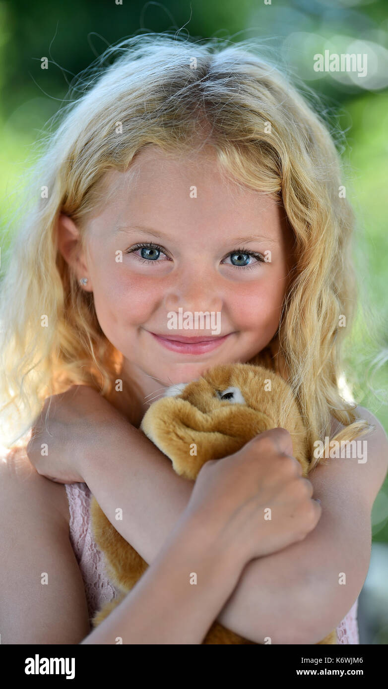 Petite fille aux cheveux blonds et la Suède, adorable en peluche Banque D'Images