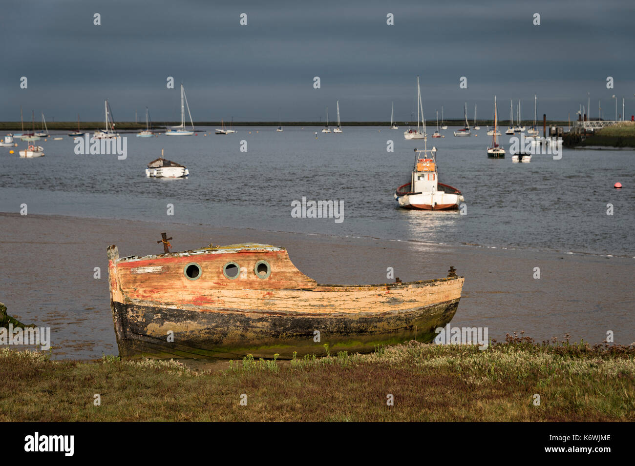 Vieux bateau, assis dans la boue à Orford sur la rivière Ore, Suffolk, UK Banque D'Images