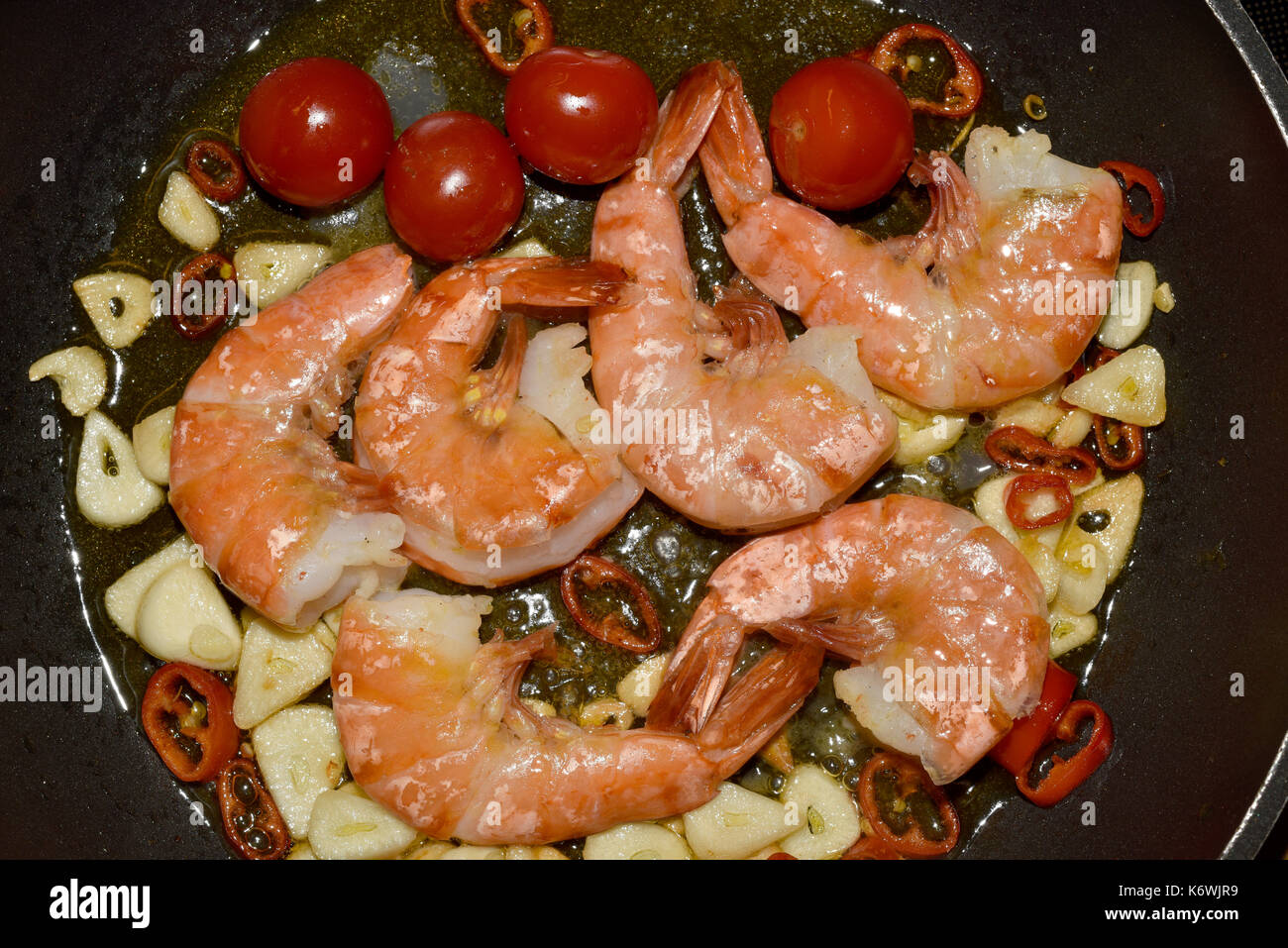 Langoustines à l'ail, le piment et les tomates dans une casserole, Tenerife, Canaries, Espagne Banque D'Images