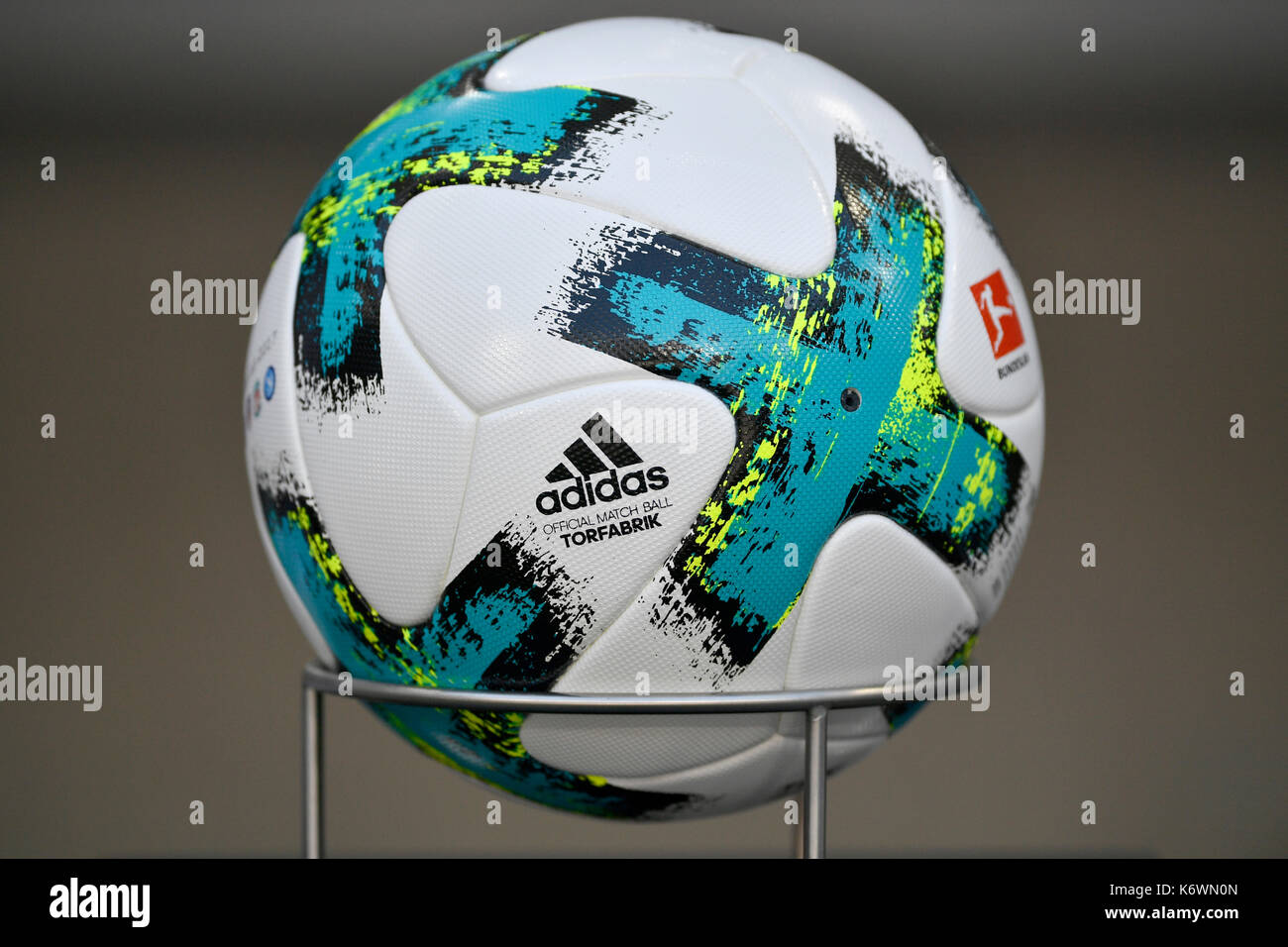 Adidas ball Banque de photographies et d'images à haute résolution - Alamy