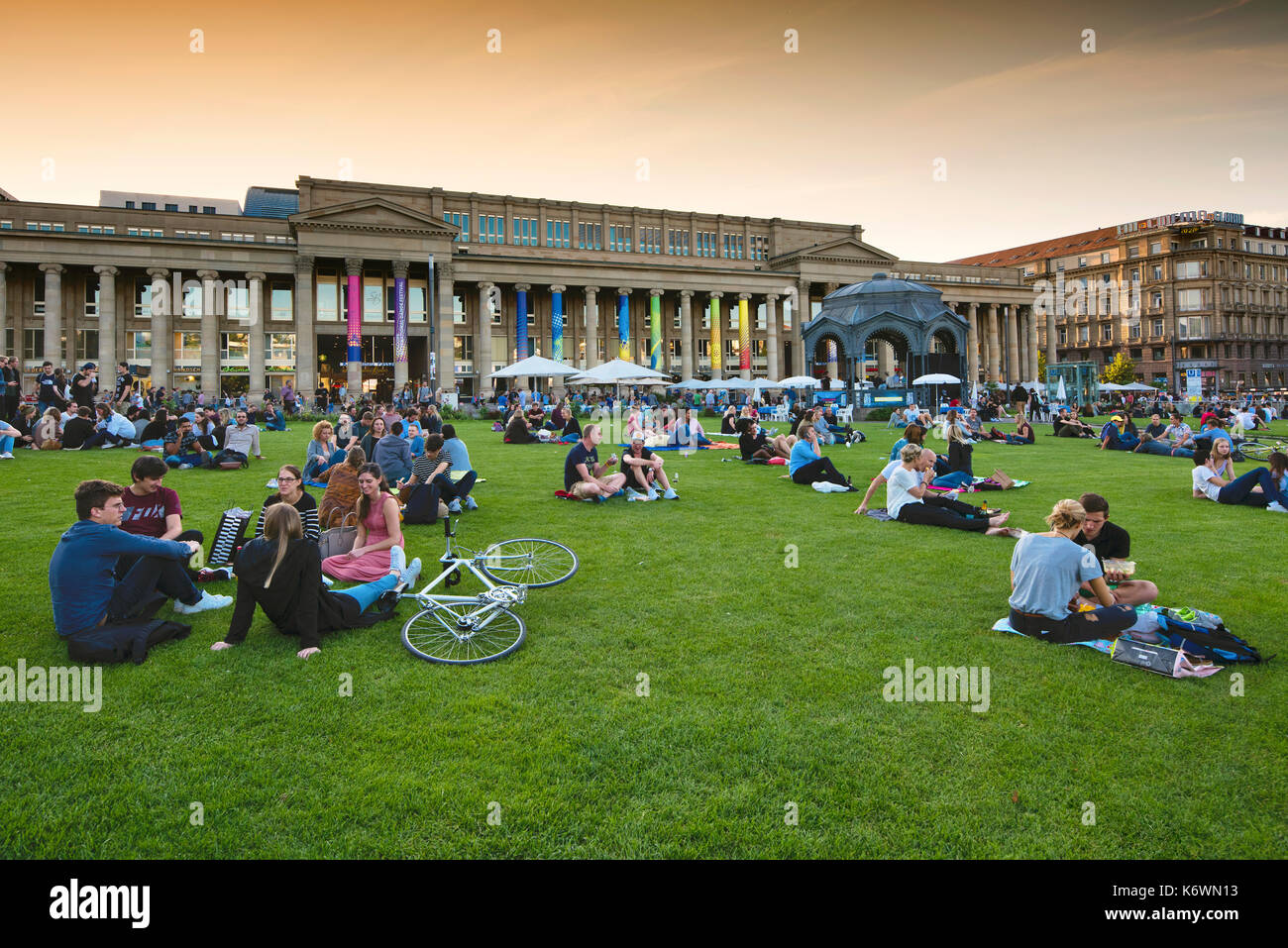 Les gens s'assoient dans un pré, Schlossplatz, en face de Königsbau, Stuttgart, Bade-Wurtemberg, Allemagne Banque D'Images