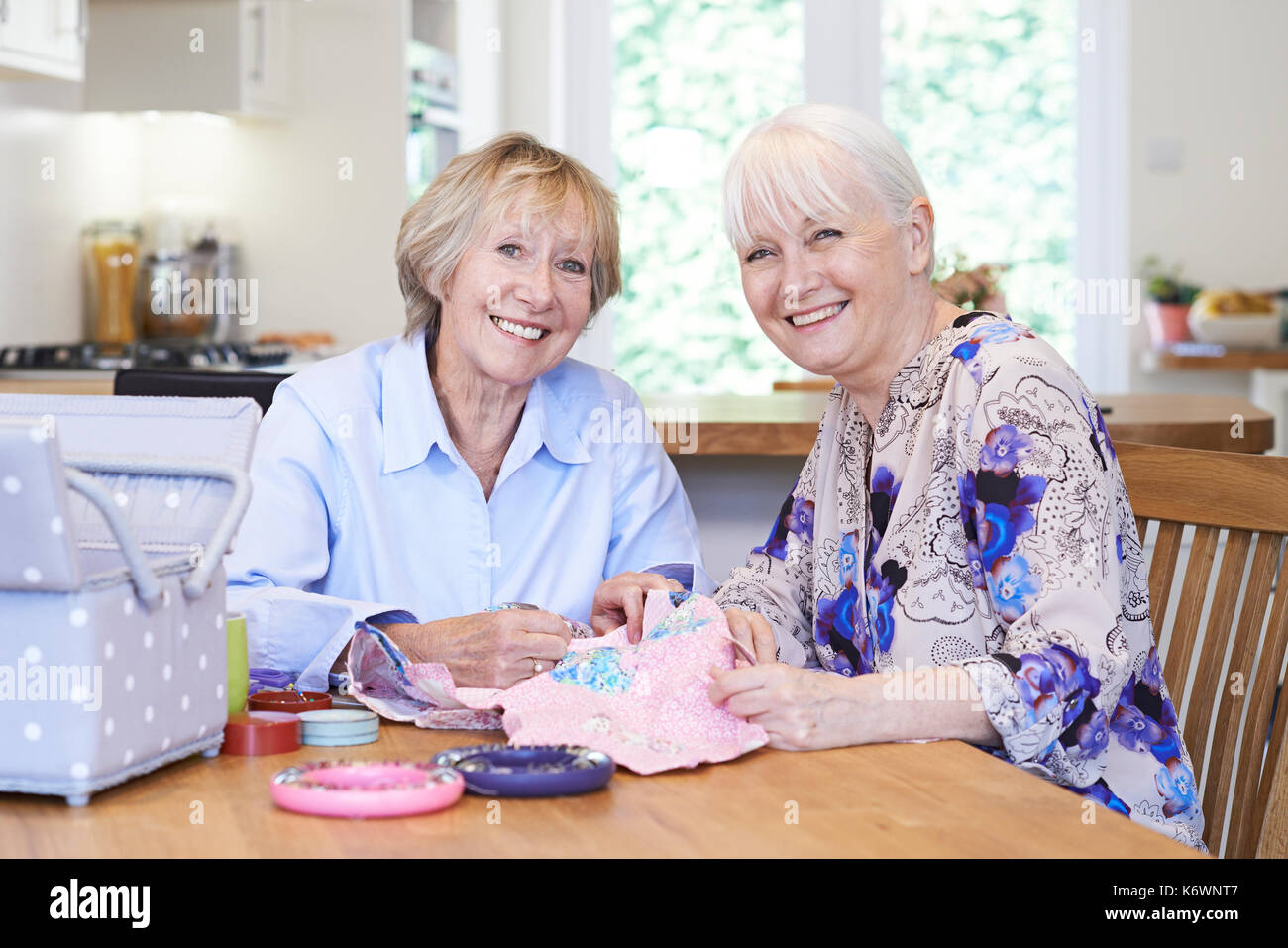 Portrait de deux femmes âgées ensemble courtepointe couture Banque D'Images