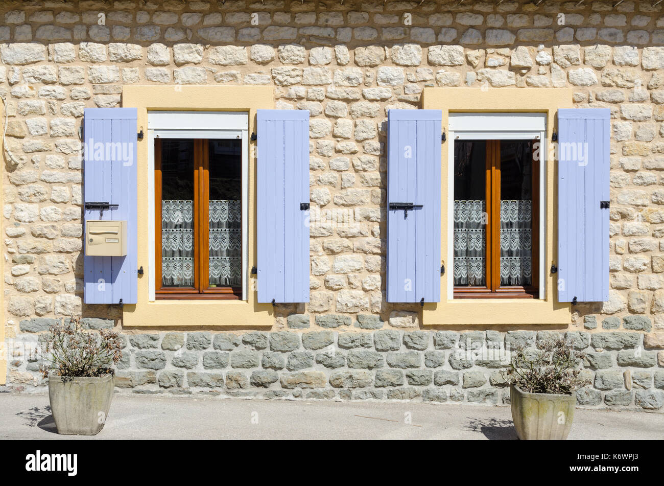 Jolie maison en pierre aux volets lilas dans la ville côtière de Wissant dans le Pas-de-Calais Banque D'Images