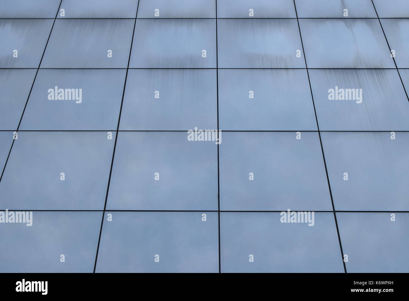 La façade de l'immeuble moderne en verre avec des fenêtres sales. abstract background. Banque D'Images
