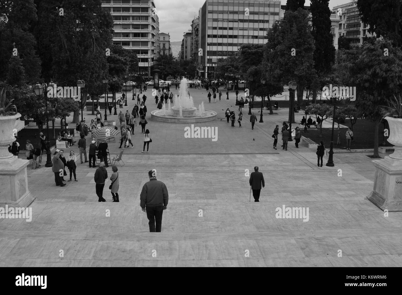 Athènes, Grèce - 6 mai 2014 : les gens à la place Syntagma, dans le centre-ville d'Athènes, Grèce. noir et blanc. Banque D'Images