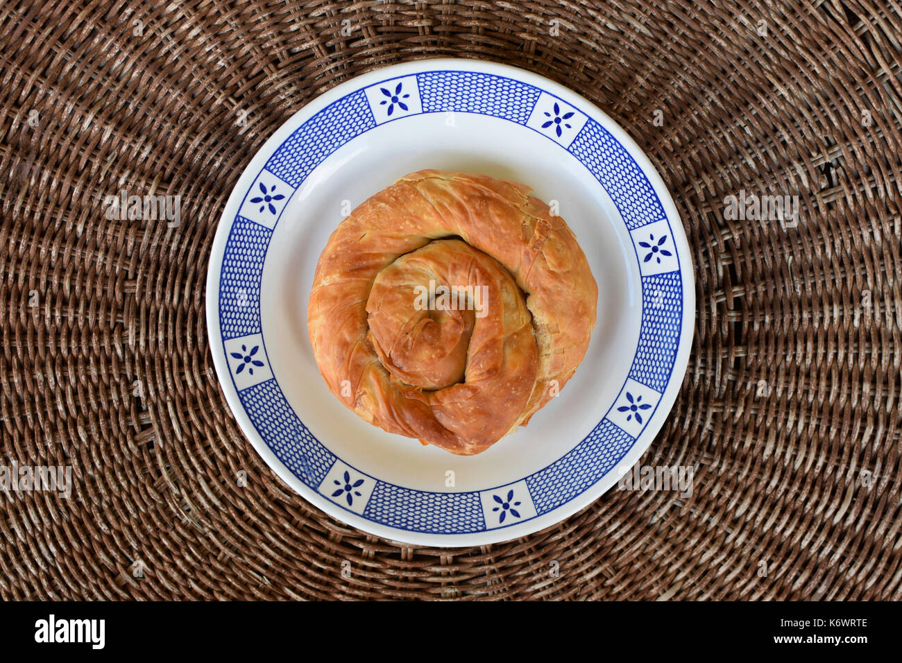 La nourriture grecque pita strifti tarte spirale rempli de fromage feta, poireau ou épinards. Une cuisine méditerranéenne plat apéritif. Banque D'Images