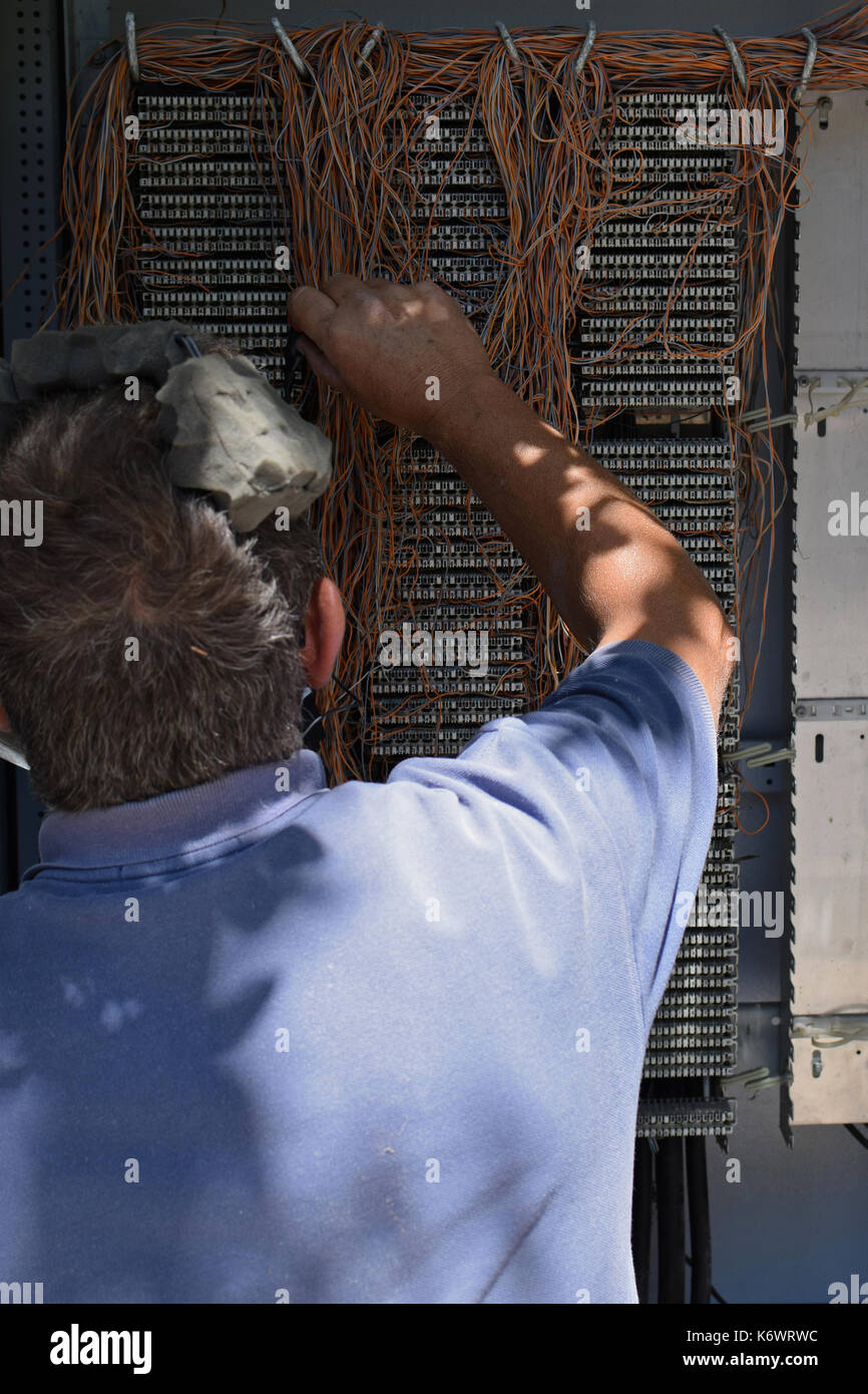 Athènes, Grèce - 1 août 2017 : Ingénieur travaillant sur la boîte de jonction de câbles téléphoniques standard téléphonique. Banque D'Images