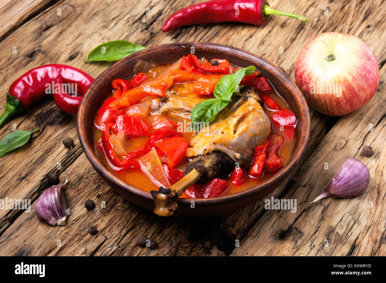 Lecso plat national de la cuisine hongroise avec le poivre et la viande Banque D'Images