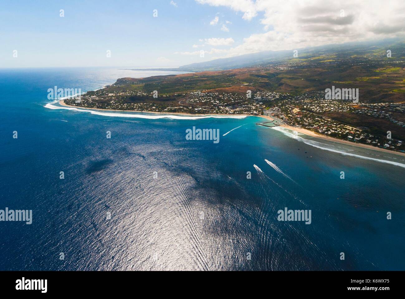 France, la réunion, Saint Paul, Saint Gilles les Bains, sur la côte ouest, la plage de roches noires, la plage de brisants, barrière de corail, le lagon (vue aérienne) Banque D'Images