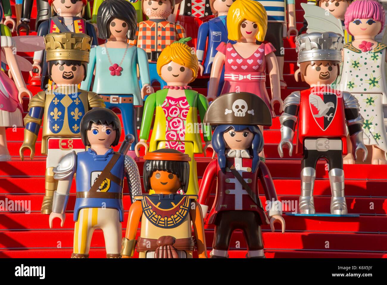 France, Alpes Maritimes, Cannes, Playmobil à taille humaine sur le tapis  rouge pour le Festival International des Jeux Photo Stock - Alamy