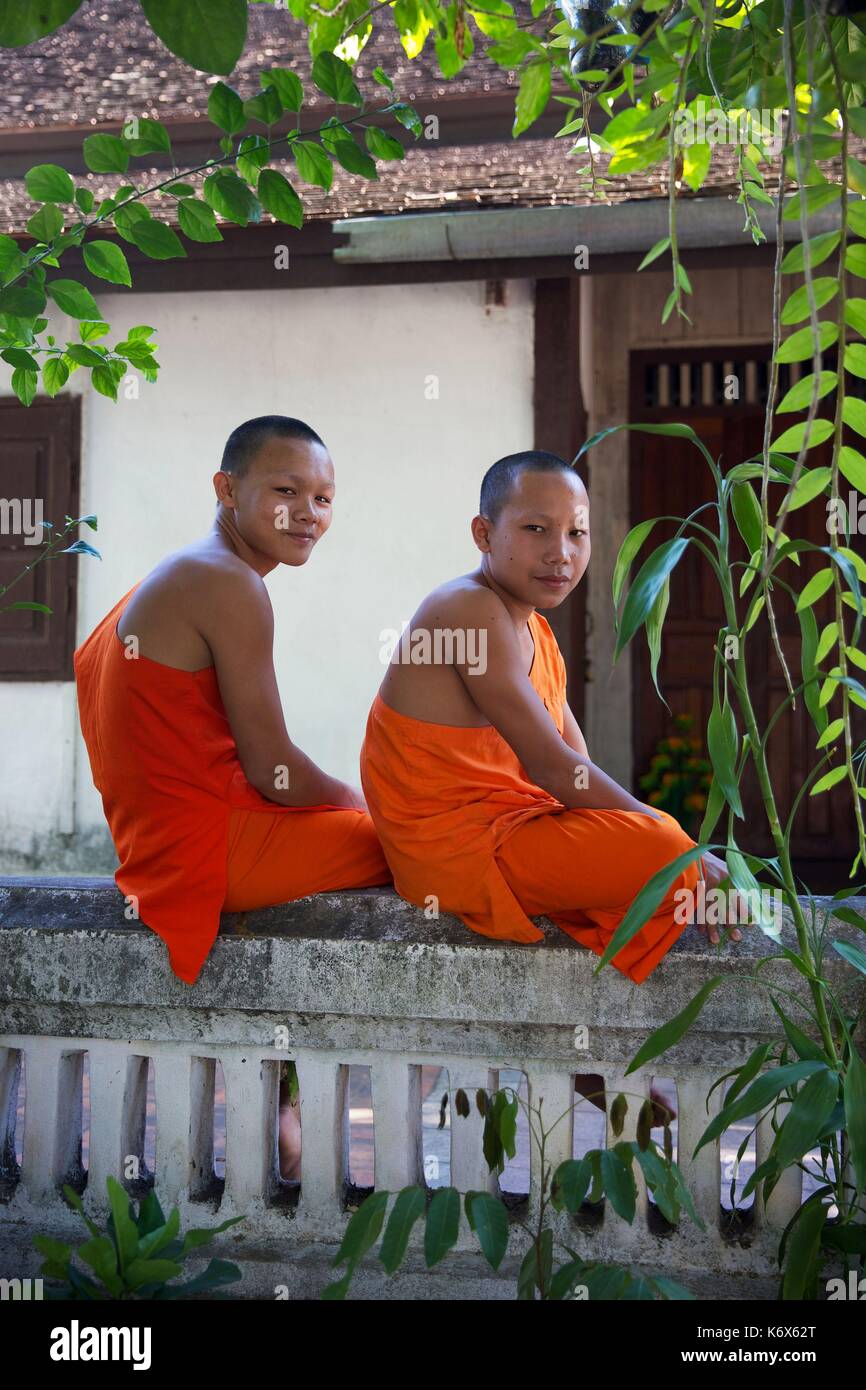 Le Laos, Luang Prabang, deux jeunes moines en robe safran bouddist dans un monastère Banque D'Images