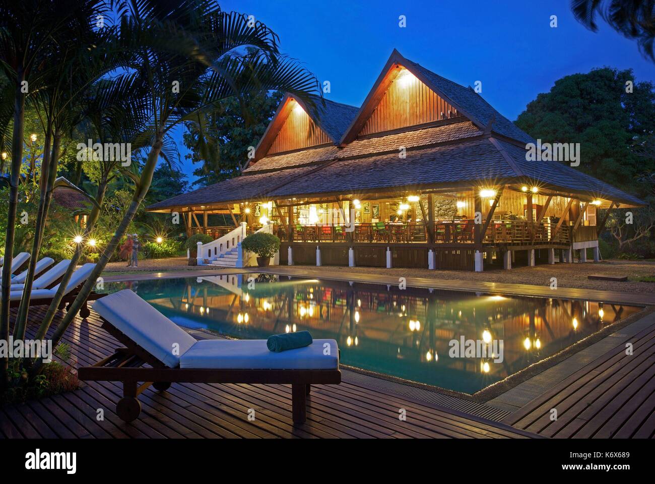Le Laos, Champassak, éclairage piscine de l'hôtel La Folie lodge avec son restaurant sur pilotis à la tombée de la Banque D'Images