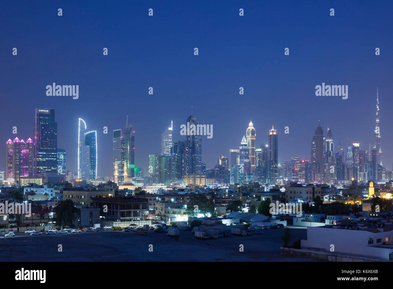 Emirats Arabes Unis, Dubaï, Jumeirah, gratte-ciel le long de la route Sheikh Zayed, skyline de Jumeira, dusk Banque D'Images