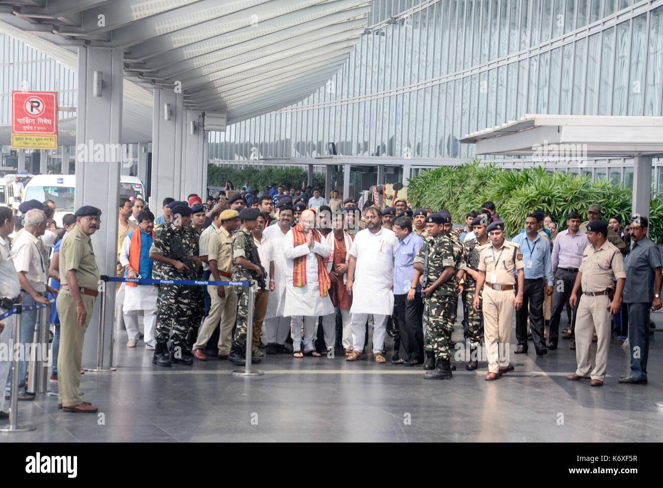 Kolkata, Inde. 13 sep, 2017. bharatiya janta party président national Amit Shah (en milieu) arrive à un international Netaji Subhas Chandra Bose (nscbi) de l'aéroport sur son chemin de retour à Delhi le 13 septembre 2017 à Kolkata. crédit : saikat paul/pacific press/Alamy live news Banque D'Images