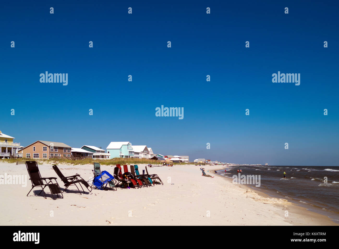 Une rangée de chaises de plage assis dans le sable à Gulf Shores, AL le jour après l'ouragan Irma a frappé la Floride. Banque D'Images
