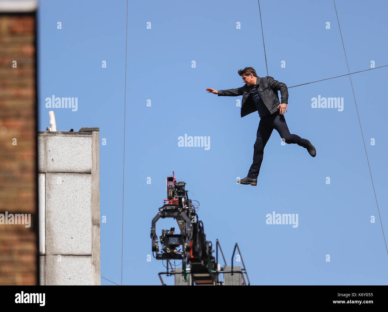 Tom cruise passe entre deux bâtiments dans une scène du nouveau film Mission impossible le 55-ans, homme d'action a été blessé au cours d'un grand bâtiment-jump stunt sur l'ensemble du blockbuster à Londres le dimanche (13SEP17) - qui a été pris en photo. cruise semble manquer sa marque tout en sautant de gréement sur la construction d'un immeuble voisin, et claqua contre le mur. grimper dans le mur et se lève, le film star boité pendant quelques mètres puis s'est effondré en face de l'équipe du film Le tournage a été interrompu. en tant que Tom a été vérifié par les membres de l'équipe de sécurité le métrage. Banque D'Images