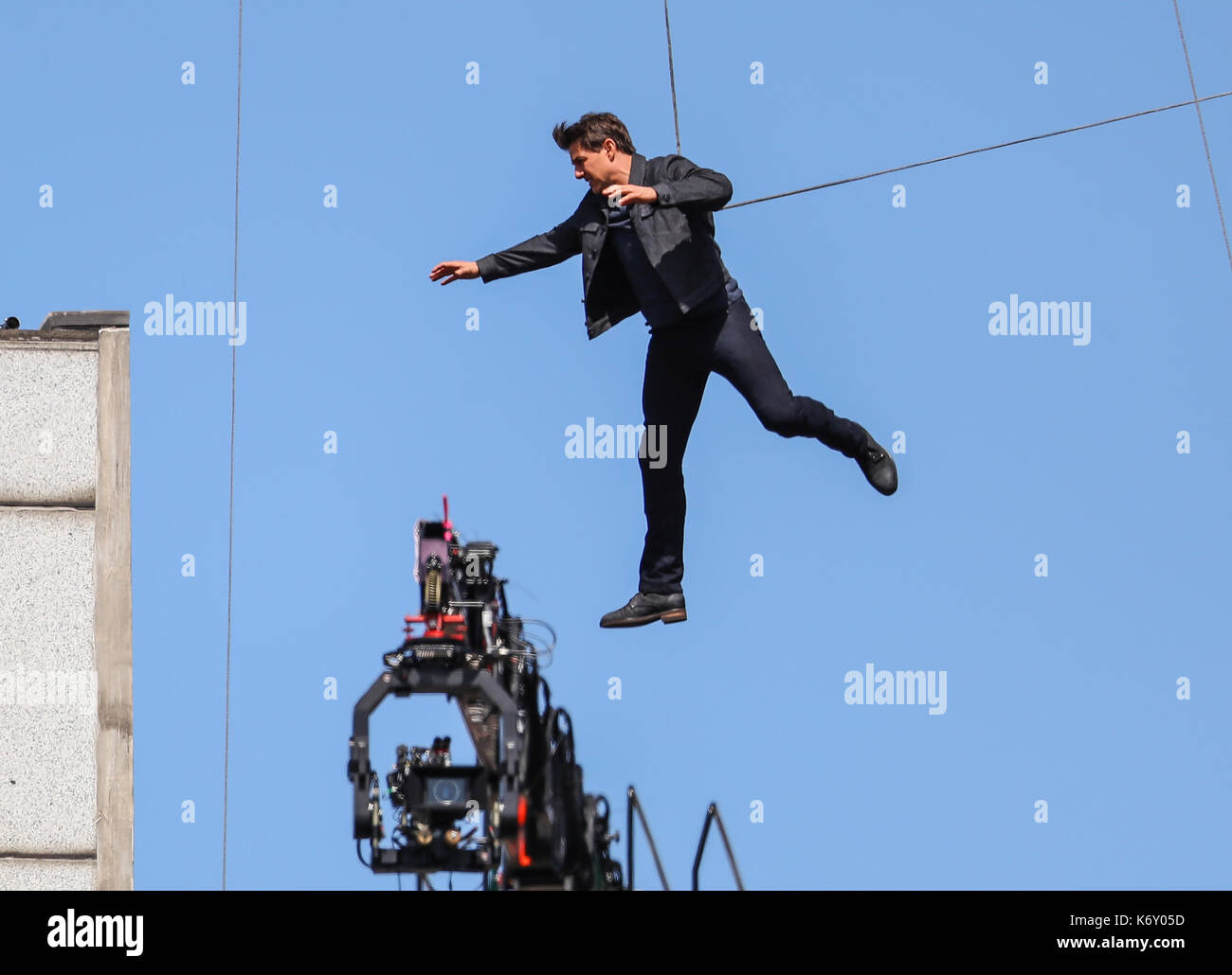 Tom cruise passe entre deux bâtiments dans une scène du nouveau film Mission impossible le 55-ans, homme d'action a été blessé au cours d'un grand bâtiment-jump stunt sur l'ensemble du blockbuster à Londres le dimanche (13SEP17) - qui a été pris en photo. cruise semble manquer sa marque tout en sautant de gréement sur la construction d'un immeuble voisin, et claqua contre le mur. grimper dans le mur et se lève, le film star boité pendant quelques mètres puis s'est effondré en face de l'équipe du film Le tournage a été interrompu. en tant que Tom a été vérifié par les membres de l'équipe de sécurité le métrage. Banque D'Images