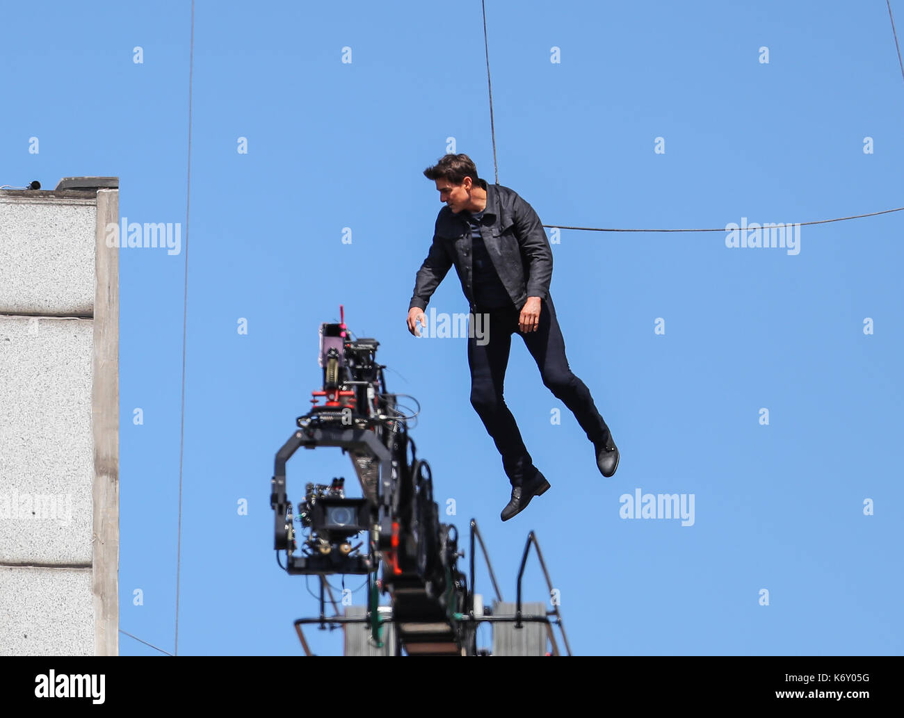 Tom cruise passe entre deux bâtiments dans une scène du nouveau film Mission impossible le 55-ans, homme d'action a été blessé au cours d'un grand bâtiment-jump stunt sur l'ensemble du blockbuster à Londres le dimanche (13SEP17) - qui a été pris en photo. cruise semble manquer sa marque tout en sautant de gréement sur la construction d'un immeuble voisin, et claqua contre le mur. grimper dans le mur et se lève, le film star boité pendant quelques mètres puis s'est effondré en face de l'équipe du film Le tournage a été interrompu. en tant que Tom a été vérifié par les membres de l'équipe de sécurité le métrage. Banque D'Images