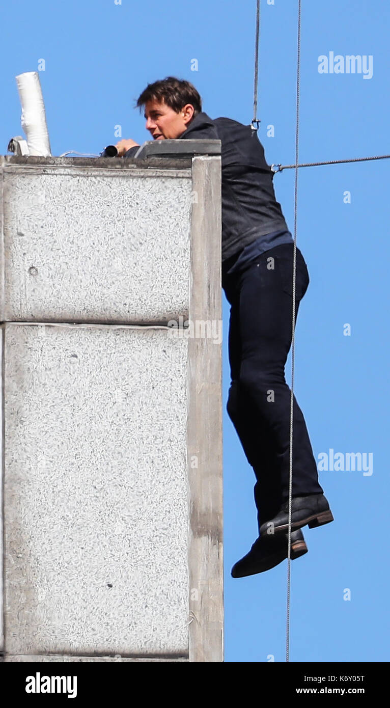 Tom cruise passe entre deux bâtiments dans une scène du nouveau film Mission impossible le 55-ans, homme d'action a été blessé au cours d'un grand bâtiment-jump stunt sur l'ensemble du blockbuster à Londres le dimanche (13SEP17) - qui a été pris en photo. cruise semble manquer sa marque tout en sautant de gréement sur la construction d'un immeuble voisin, et claqua contre le mur. grimper dans le mur et se lève, le film star boité pendant quelques mètres puis s'est effondré en face de l'équipe du film Le tournage a été interrompu. en tant que Tom a été vérifié par les membres de l'équipe de sécurité le métrage. Banque D'Images