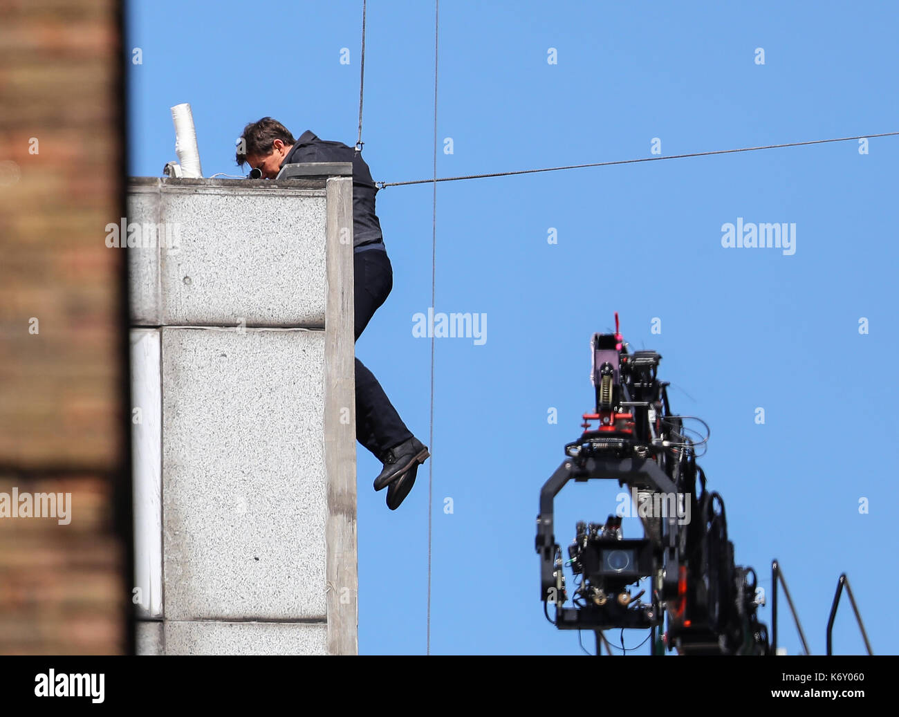 Tom cruise passe entre deux bâtiments dans une scène du nouveau film Mission impossible le 55-ans, homme d'action a été blessé au cours d'un grand bâtiment-jump stunt sur l'ensemble du blockbuster à Londres le dimanche (13SEP17) - qui a été pris en photo. cruise semble manquer sa marque tout en sautant de gréement sur la construction d'un immeuble voisin, et claqua contre le mur. grimper dans le mur et se lève, le film star boité pendant quelques mètres puis s'est effondré en face de l'équipe du film Le tournage a été interrompu. en tant que Tom a été vérifié par les membres de l'équipe de sécurité le métrage. Banque D'Images