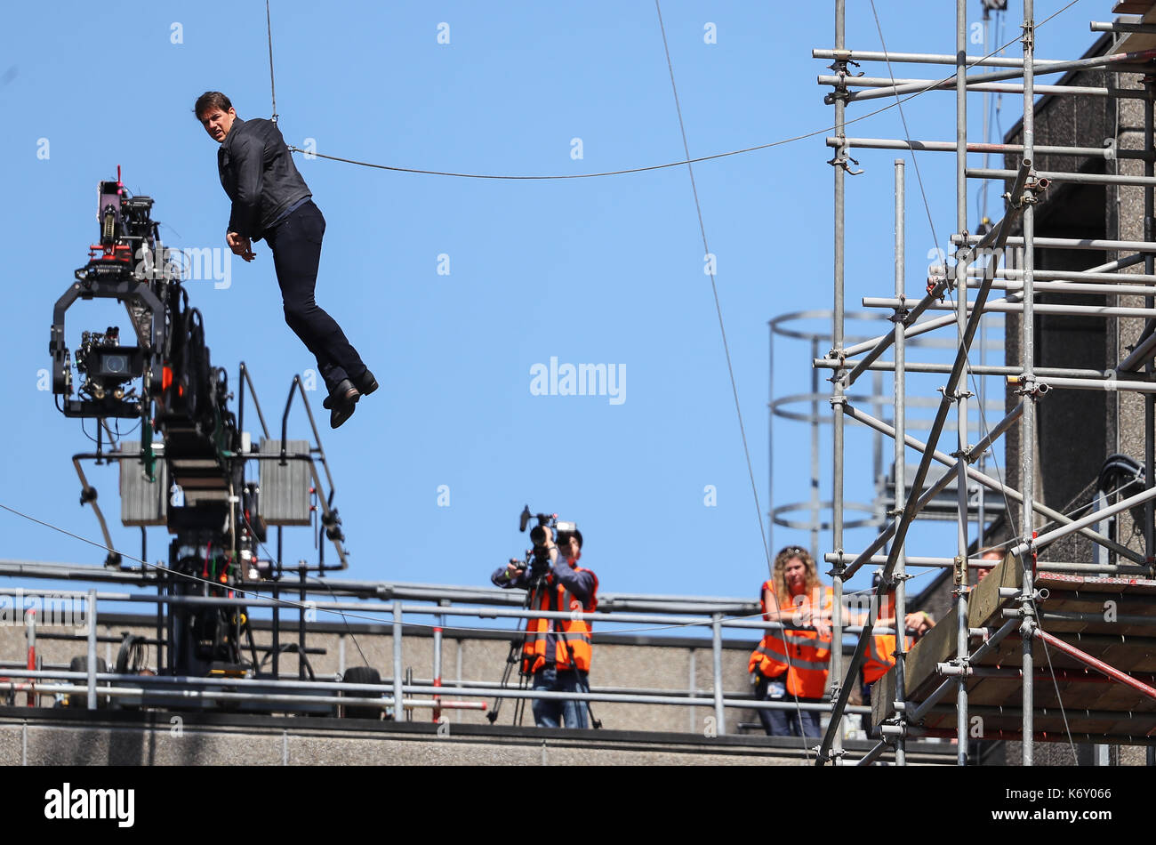 Tom cruise passe entre deux bâtiments dans une scène du nouveau film Mission impossible le 55-ans, homme d'action a été blessé au cours d'un grand bâtiment-jump stunt sur l'ensemble du blockbuster à Londres le dimanche (13SEP17) - qui a été pris en photo. cruise semble manquer sa marque tout en sautant de gréement sur la construction d'un immeuble voisin, et claqua contre le mur. grimper dans le mur et se lève, le film star boité pendant quelques mètres puis s'est effondré en face de l'équipe du film Le tournage a été interrompu. en tant que Tom a été vérifié par les membres de l'équipe de sécurité le métrage. Banque D'Images