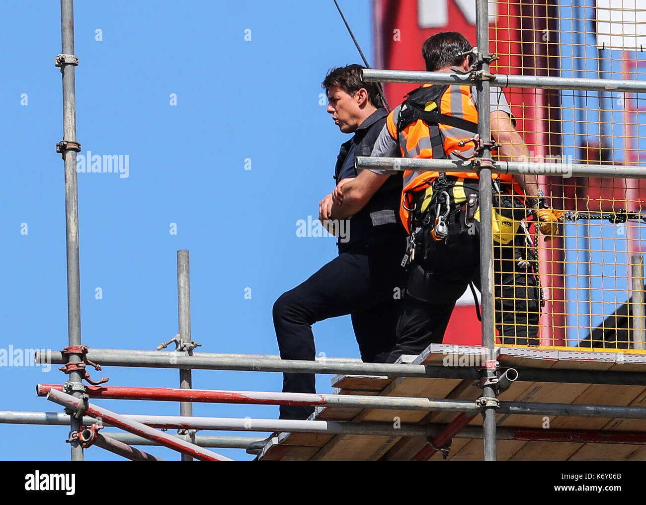 Tom cruise passe entre deux bâtiments dans une scène du nouveau film Mission impossible le 55-ans, homme d'action a été blessé au cours d'un grand bâtiment-jump stunt sur l'ensemble du blockbuster à Londres le dimanche (13SEP17) - qui a été pris en photo. cruise semble manquer sa marque tout en sautant de gréement sur la construction d'un immeuble voisin, et claqua contre le mur. grimper dans le mur et se lève, le film star boité pendant quelques mètres puis s'est effondré en face de l'équipe du film Le tournage a été interrompu. en tant que Tom a été vérifié par les membres de l'équipe de sécurité le métrage. Banque D'Images