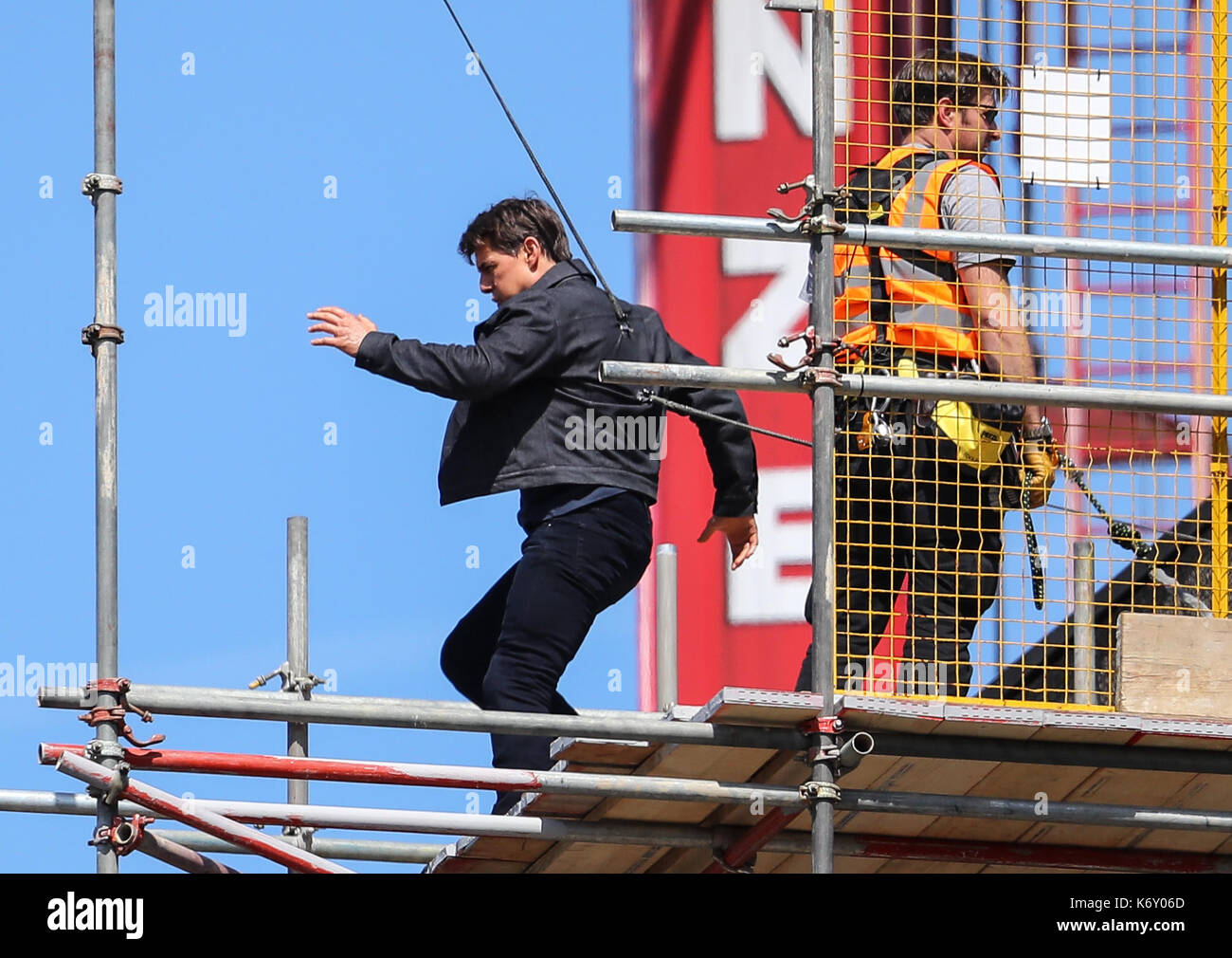 Tom cruise passe entre deux bâtiments dans une scène du nouveau film Mission impossible le 55-ans, homme d'action a été blessé au cours d'un grand bâtiment-jump stunt sur l'ensemble du blockbuster à Londres le dimanche (13SEP17) - qui a été pris en photo. cruise semble manquer sa marque tout en sautant de gréement sur la construction d'un immeuble voisin, et claqua contre le mur. grimper dans le mur et se lève, le film star boité pendant quelques mètres puis s'est effondré en face de l'équipe du film Le tournage a été interrompu. en tant que Tom a été vérifié par les membres de l'équipe de sécurité le métrage. Banque D'Images