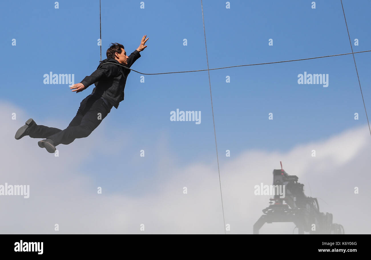 Tom cruise passe entre deux bâtiments dans une scène du nouveau film Mission impossible le 55-ans, homme d'action a été blessé au cours d'un grand bâtiment-jump stunt sur l'ensemble du blockbuster à Londres le dimanche (13SEP17) - qui a été pris en photo. cruise semble manquer sa marque tout en sautant de gréement sur la construction d'un immeuble voisin, et claqua contre le mur. grimper dans le mur et se lève, le film star boité pendant quelques mètres puis s'est effondré en face de l'équipe du film Le tournage a été interrompu. en tant que Tom a été vérifié par les membres de l'équipe de sécurité le métrage. Banque D'Images