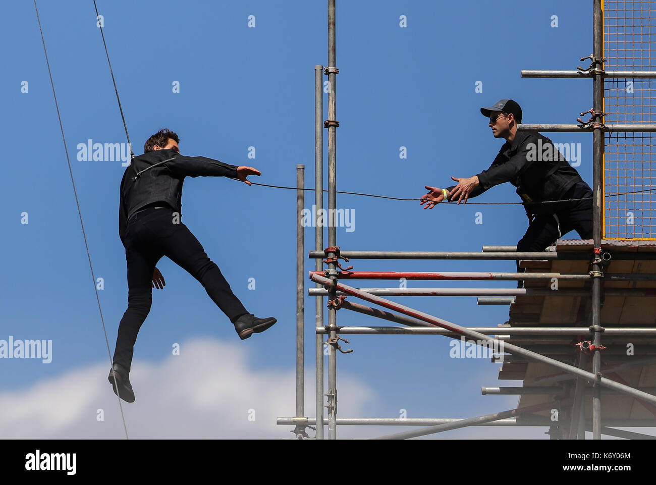 Tom cruise passe entre deux bâtiments dans une scène du nouveau film Mission impossible le 55-ans, homme d'action a été blessé au cours d'un grand bâtiment-jump stunt sur l'ensemble du blockbuster à Londres le dimanche (13SEP17) - qui a été pris en photo. cruise semble manquer sa marque tout en sautant de gréement sur la construction d'un immeuble voisin, et claqua contre le mur. grimper dans le mur et se lève, le film star boité pendant quelques mètres puis s'est effondré en face de l'équipe du film Le tournage a été interrompu. en tant que Tom a été vérifié par les membres de l'équipe de sécurité le métrage. Banque D'Images