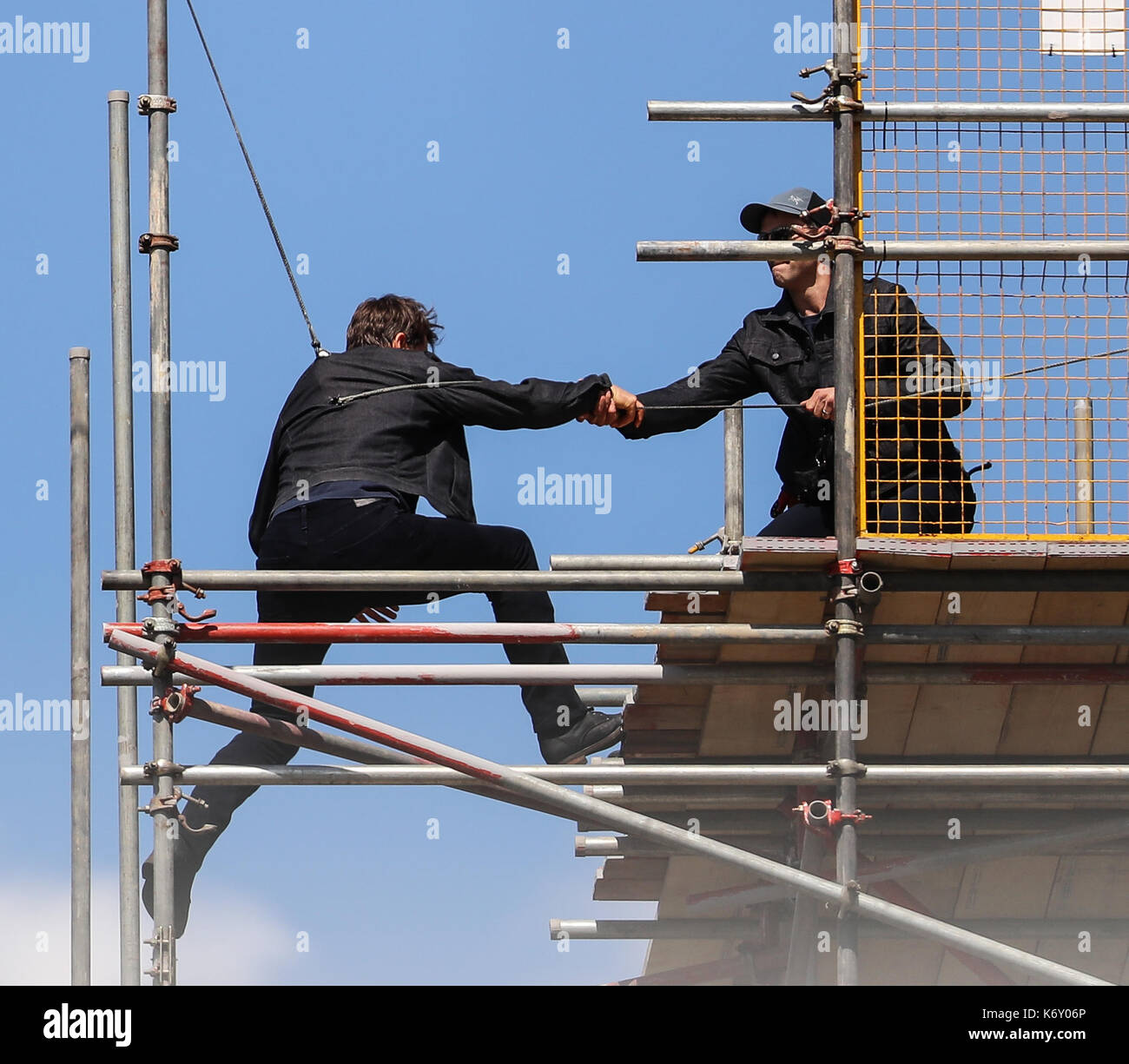 Tom cruise passe entre deux bâtiments dans une scène du nouveau film Mission impossible le 55-ans, homme d'action a été blessé au cours d'un grand bâtiment-jump stunt sur l'ensemble du blockbuster à Londres le dimanche (13SEP17) - qui a été pris en photo. cruise semble manquer sa marque tout en sautant de gréement sur la construction d'un immeuble voisin, et claqua contre le mur. grimper dans le mur et se lève, le film star boité pendant quelques mètres puis s'est effondré en face de l'équipe du film Le tournage a été interrompu. en tant que Tom a été vérifié par les membres de l'équipe de sécurité le métrage. Banque D'Images