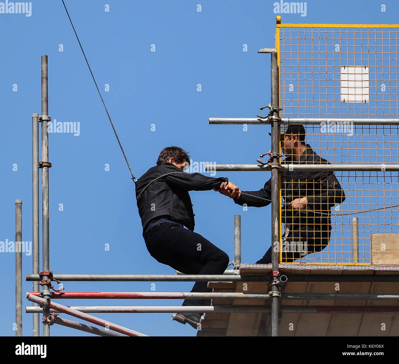 Tom cruise passe entre deux bâtiments dans une scène du nouveau film Mission impossible le 55-ans, homme d'action a été blessé au cours d'un grand bâtiment-jump stunt sur l'ensemble du blockbuster à Londres le dimanche (13SEP17) - qui a été pris en photo. cruise semble manquer sa marque tout en sautant de gréement sur la construction d'un immeuble voisin, et claqua contre le mur. grimper dans le mur et se lève, le film star boité pendant quelques mètres puis s'est effondré en face de l'équipe du film Le tournage a été interrompu. en tant que Tom a été vérifié par les membres de l'équipe de sécurité le métrage. Banque D'Images