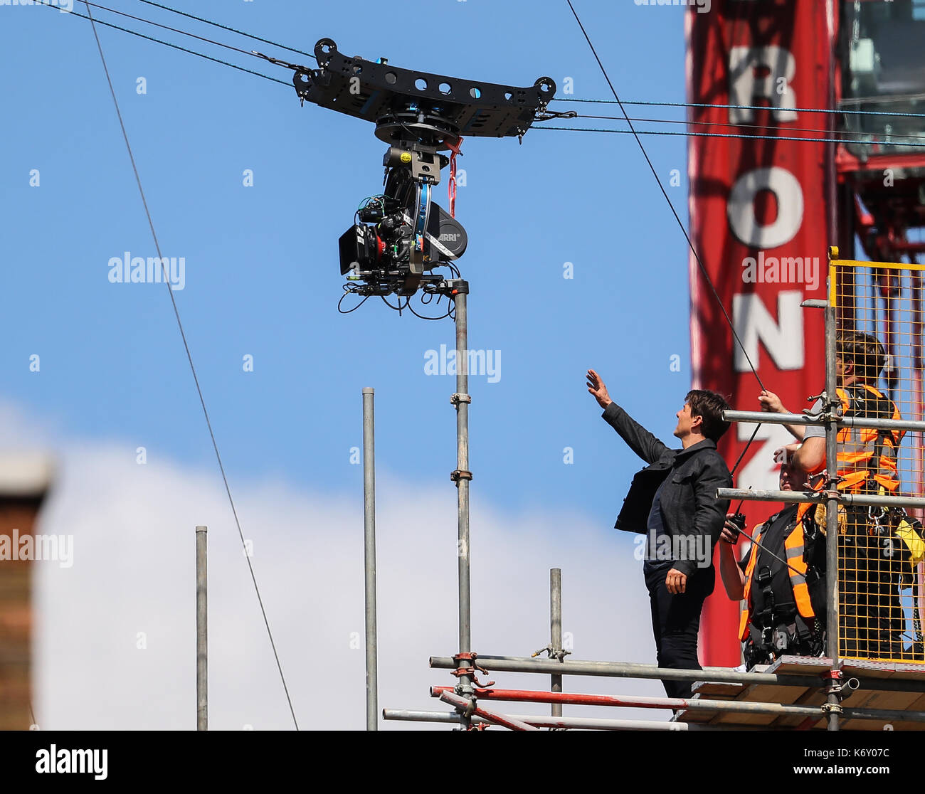 Tom cruise passe entre deux bâtiments dans une scène du nouveau film Mission impossible le 55-ans, homme d'action a été blessé au cours d'un grand bâtiment-jump stunt sur l'ensemble du blockbuster à Londres le dimanche (13SEP17) - qui a été pris en photo. cruise semble manquer sa marque tout en sautant de gréement sur la construction d'un immeuble voisin, et claqua contre le mur. grimper dans le mur et se lève, le film star boité pendant quelques mètres puis s'est effondré en face de l'équipe du film Le tournage a été interrompu. en tant que Tom a été vérifié par les membres de l'équipe de sécurité le métrage. Banque D'Images