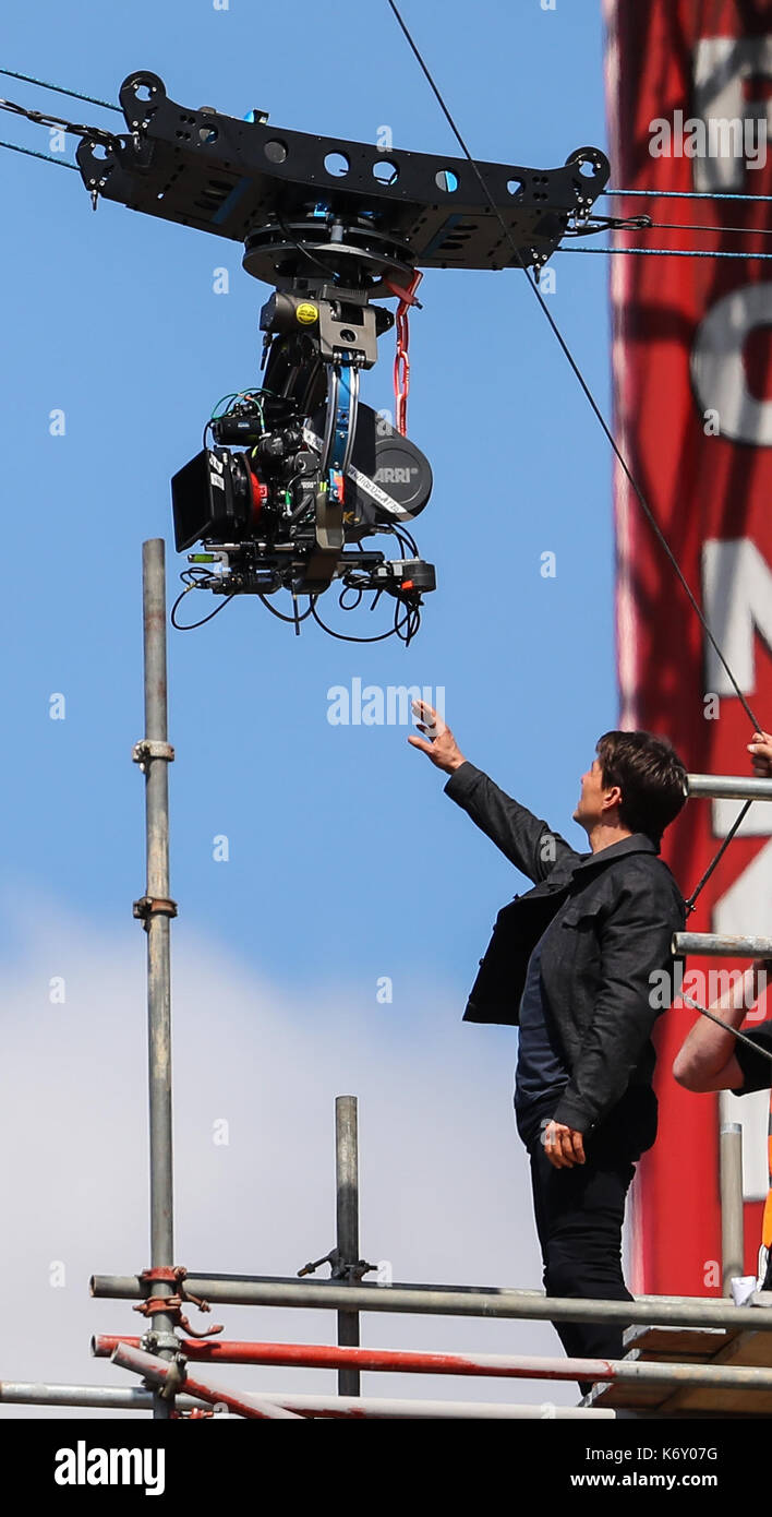 Tom cruise passe entre deux bâtiments dans une scène du nouveau film Mission impossible le 55-ans, homme d'action a été blessé au cours d'un grand bâtiment-jump stunt sur l'ensemble du blockbuster à Londres le dimanche (13SEP17) - qui a été pris en photo. cruise semble manquer sa marque tout en sautant de gréement sur la construction d'un immeuble voisin, et claqua contre le mur. grimper dans le mur et se lève, le film star boité pendant quelques mètres puis s'est effondré en face de l'équipe du film Le tournage a été interrompu. en tant que Tom a été vérifié par les membres de l'équipe de sécurité le métrage. Banque D'Images