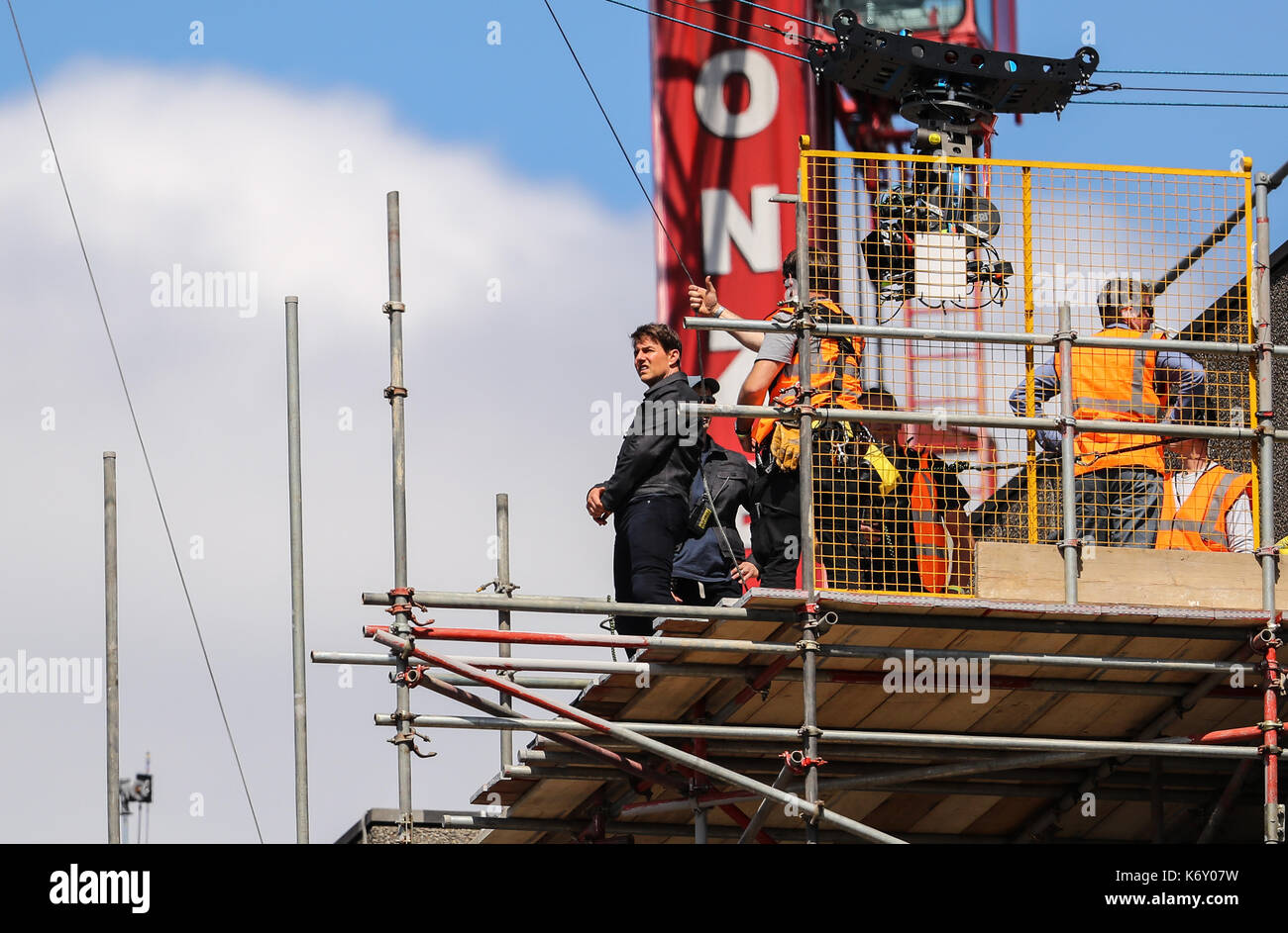 Tom cruise passe entre deux bâtiments dans une scène du nouveau film Mission impossible le 55-ans, homme d'action a été blessé au cours d'un grand bâtiment-jump stunt sur l'ensemble du blockbuster à Londres le dimanche (13SEP17) - qui a été pris en photo. cruise semble manquer sa marque tout en sautant de gréement sur la construction d'un immeuble voisin, et claqua contre le mur. grimper dans le mur et se lève, le film star boité pendant quelques mètres puis s'est effondré en face de l'équipe du film Le tournage a été interrompu. en tant que Tom a été vérifié par les membres de l'équipe de sécurité le métrage. Banque D'Images