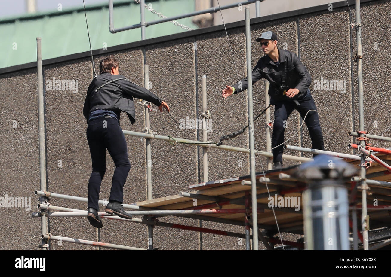 Tom cruise passe entre deux bâtiments dans une scène du nouveau film Mission impossible le 55-ans, homme d'action a été blessé au cours d'un grand bâtiment-jump stunt sur l'ensemble du blockbuster à Londres le dimanche (13SEP17) - qui a été pris en photo. cruise semble manquer sa marque tout en sautant de gréement sur la construction d'un immeuble voisin, et claqua contre le mur. grimper dans le mur et se lève, le film star boité pendant quelques mètres puis s'est effondré en face de l'équipe du film Le tournage a été interrompu. en tant que Tom a été vérifié par les membres de l'équipe de sécurité le métrage. Banque D'Images