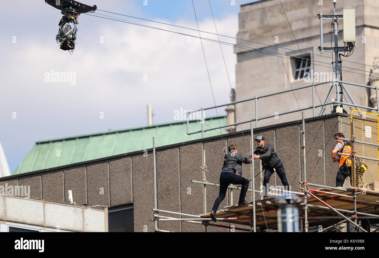 Tom cruise passe entre deux bâtiments dans une scène du nouveau film Mission impossible le 55-ans, homme d'action a été blessé au cours d'un grand bâtiment-jump stunt sur l'ensemble du blockbuster à Londres le dimanche (13SEP17) - qui a été pris en photo. cruise semble manquer sa marque tout en sautant de gréement sur la construction d'un immeuble voisin, et claqua contre le mur. grimper dans le mur et se lève, le film star boité pendant quelques mètres puis s'est effondré en face de l'équipe du film Le tournage a été interrompu. en tant que Tom a été vérifié par les membres de l'équipe de sécurité le métrage. Banque D'Images