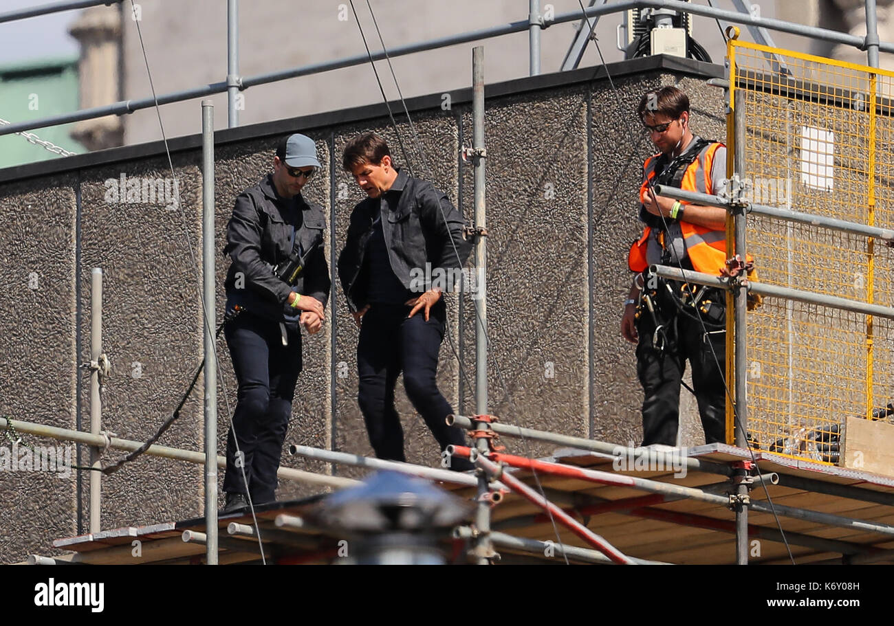 Tom cruise passe entre deux bâtiments dans une scène du nouveau film Mission impossible le 55-ans, homme d'action a été blessé au cours d'un grand bâtiment-jump stunt sur l'ensemble du blockbuster à Londres le dimanche (13SEP17) - qui a été pris en photo. cruise semble manquer sa marque tout en sautant de gréement sur la construction d'un immeuble voisin, et claqua contre le mur. grimper dans le mur et se lève, le film star boité pendant quelques mètres puis s'est effondré en face de l'équipe du film Le tournage a été interrompu. en tant que Tom a été vérifié par les membres de l'équipe de sécurité le métrage. Banque D'Images