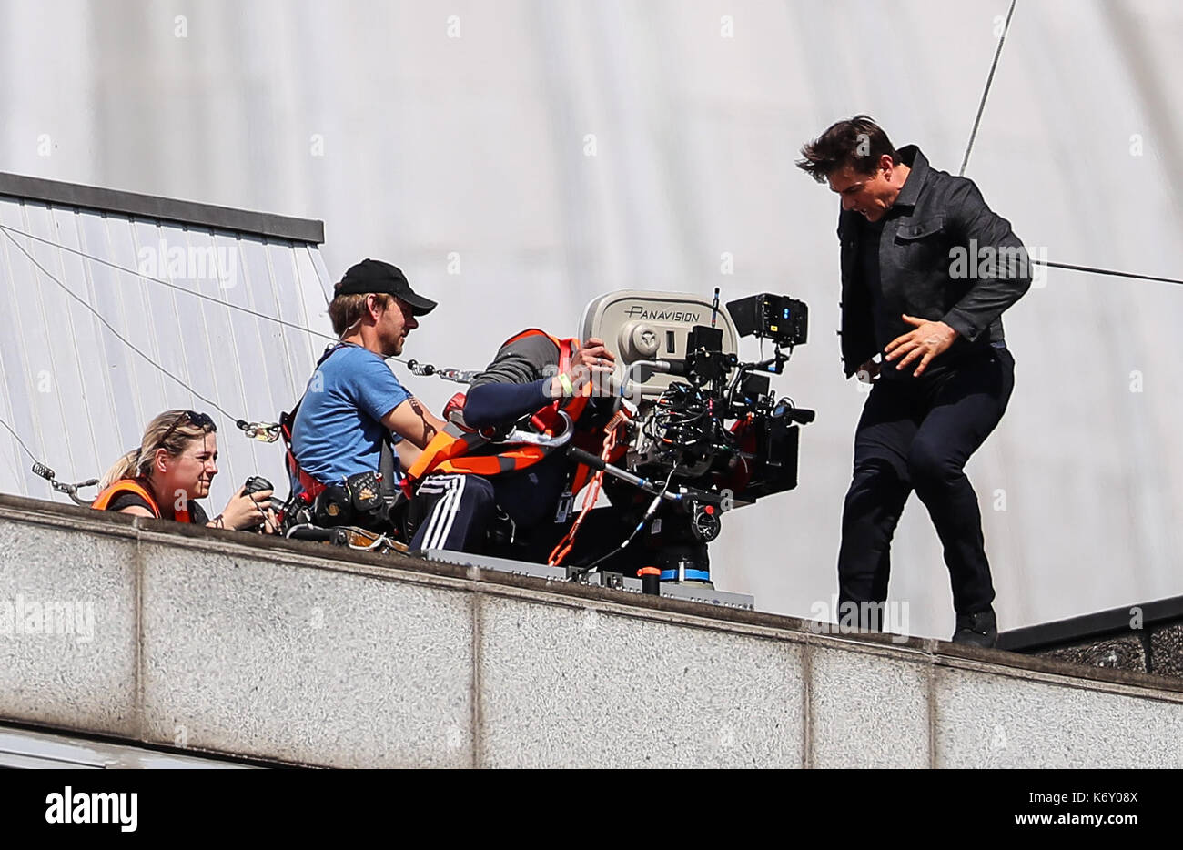 Tom cruise passe entre deux bâtiments dans une scène du nouveau film Mission impossible le 55-ans, homme d'action a été blessé au cours d'un grand bâtiment-jump stunt sur l'ensemble du blockbuster à Londres le dimanche (13SEP17) - qui a été pris en photo. cruise semble manquer sa marque tout en sautant de gréement sur la construction d'un immeuble voisin, et claqua contre le mur. grimper dans le mur et se lève, le film star boité pendant quelques mètres puis s'est effondré en face de l'équipe du film Le tournage a été interrompu. en tant que Tom a été vérifié par les membres de l'équipe de sécurité le métrage. Banque D'Images