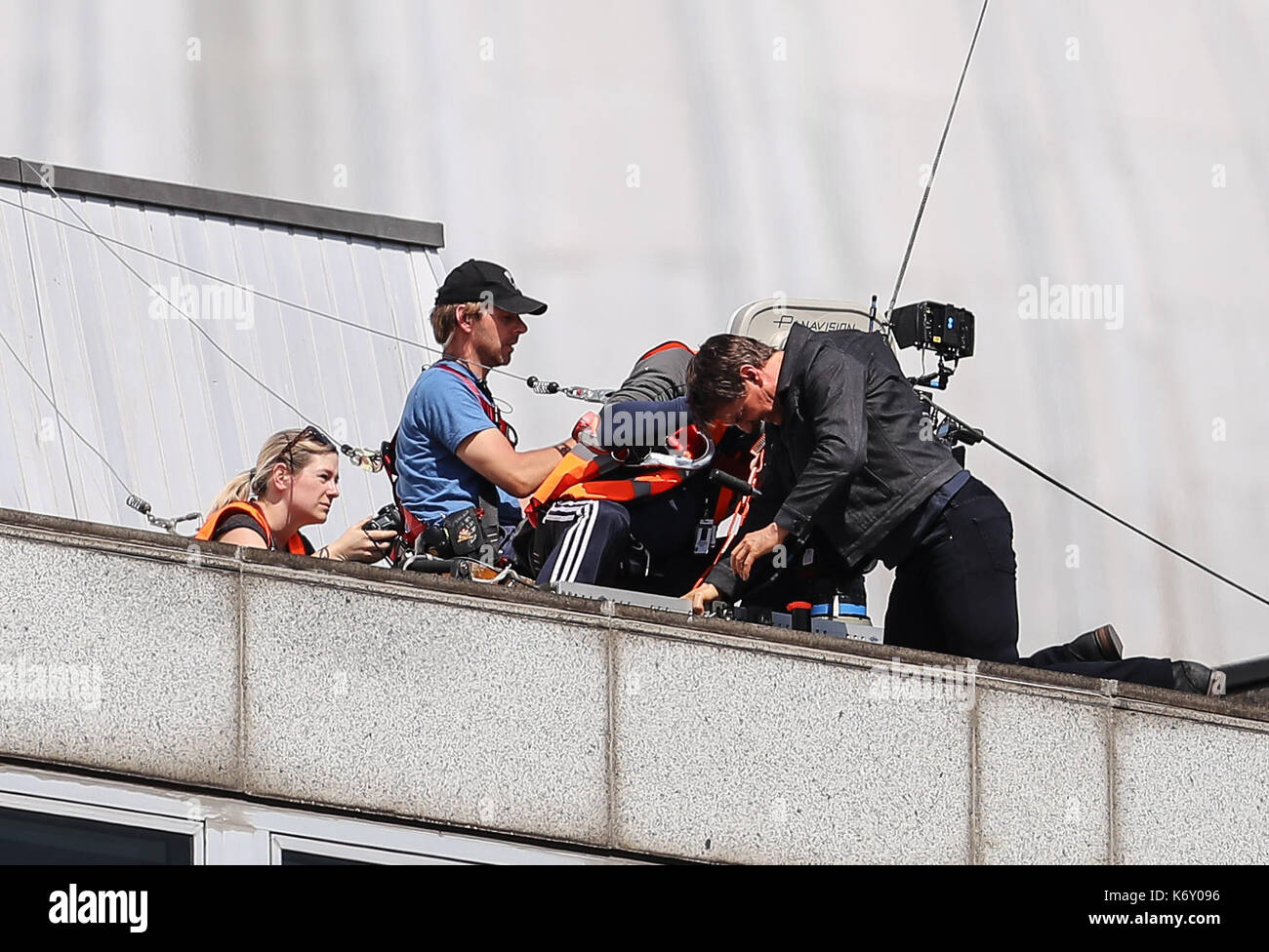Tom cruise passe entre deux bâtiments dans une scène du nouveau film Mission impossible le 55-ans, homme d'action a été blessé au cours d'un grand bâtiment-jump stunt sur l'ensemble du blockbuster à Londres le dimanche (13SEP17) - qui a été pris en photo. cruise semble manquer sa marque tout en sautant de gréement sur la construction d'un immeuble voisin, et claqua contre le mur. grimper dans le mur et se lève, le film star boité pendant quelques mètres puis s'est effondré en face de l'équipe du film Le tournage a été interrompu. en tant que Tom a été vérifié par les membres de l'équipe de sécurité le métrage. Banque D'Images