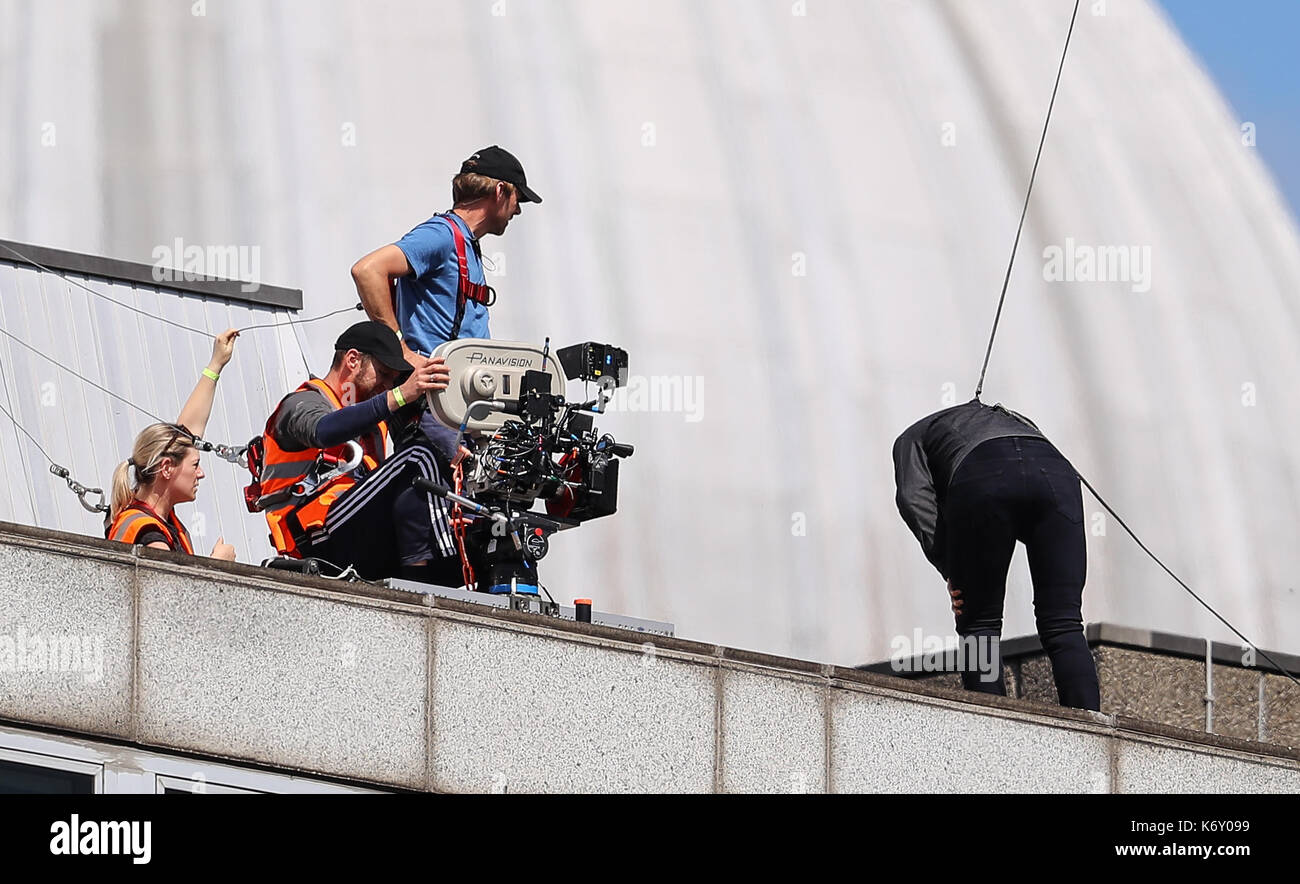 Tom cruise passe entre deux bâtiments dans une scène du nouveau film Mission impossible le 55-ans, homme d'action a été blessé au cours d'un grand bâtiment-jump stunt sur l'ensemble du blockbuster à Londres le dimanche (13SEP17) - qui a été pris en photo. cruise semble manquer sa marque tout en sautant de gréement sur la construction d'un immeuble voisin, et claqua contre le mur. grimper dans le mur et se lève, le film star boité pendant quelques mètres puis s'est effondré en face de l'équipe du film Le tournage a été interrompu. en tant que Tom a été vérifié par les membres de l'équipe de sécurité le métrage. Banque D'Images