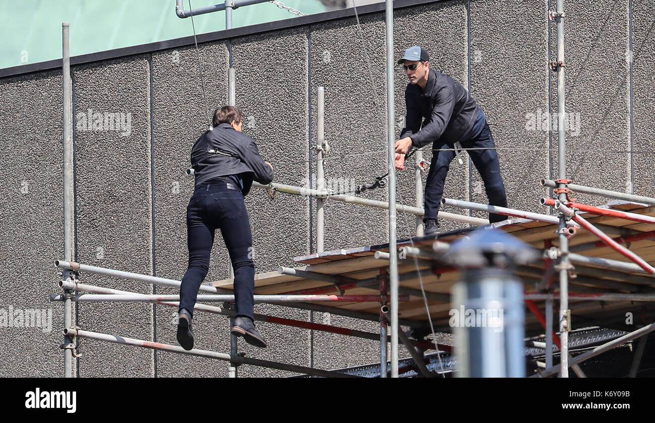 Tom cruise passe entre deux bâtiments dans une scène du nouveau film Mission impossible le 55-ans, homme d'action a été blessé au cours d'un grand bâtiment-jump stunt sur l'ensemble du blockbuster à Londres le dimanche (13SEP17) - qui a été pris en photo. cruise semble manquer sa marque tout en sautant de gréement sur la construction d'un immeuble voisin, et claqua contre le mur. grimper dans le mur et se lève, le film star boité pendant quelques mètres puis s'est effondré en face de l'équipe du film Le tournage a été interrompu. en tant que Tom a été vérifié par les membres de l'équipe de sécurité le métrage. Banque D'Images