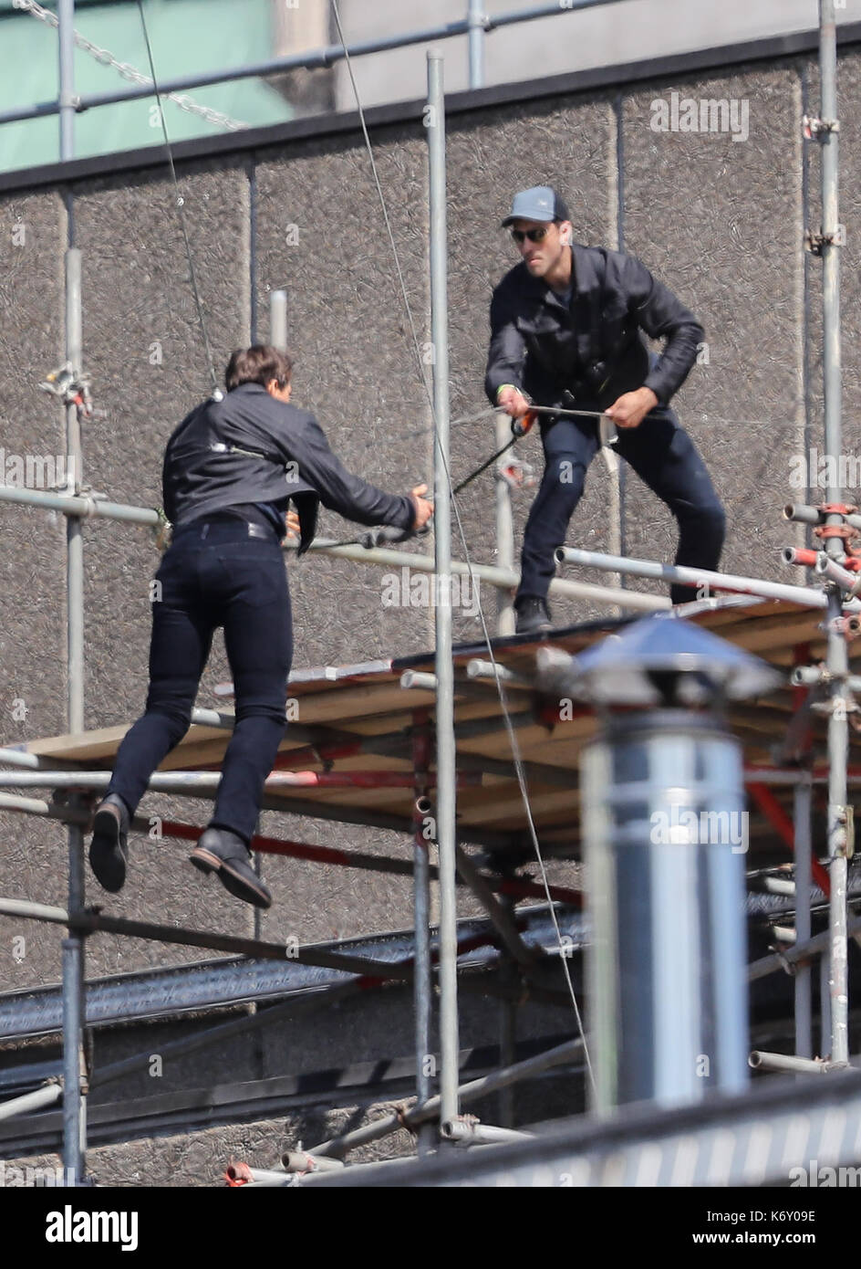 Tom cruise passe entre deux bâtiments dans une scène du nouveau film Mission impossible le 55-ans, homme d'action a été blessé au cours d'un grand bâtiment-jump stunt sur l'ensemble du blockbuster à Londres le dimanche (13SEP17) - qui a été pris en photo. cruise semble manquer sa marque tout en sautant de gréement sur la construction d'un immeuble voisin, et claqua contre le mur. grimper dans le mur et se lève, le film star boité pendant quelques mètres puis s'est effondré en face de l'équipe du film Le tournage a été interrompu. en tant que Tom a été vérifié par les membres de l'équipe de sécurité le métrage. Banque D'Images