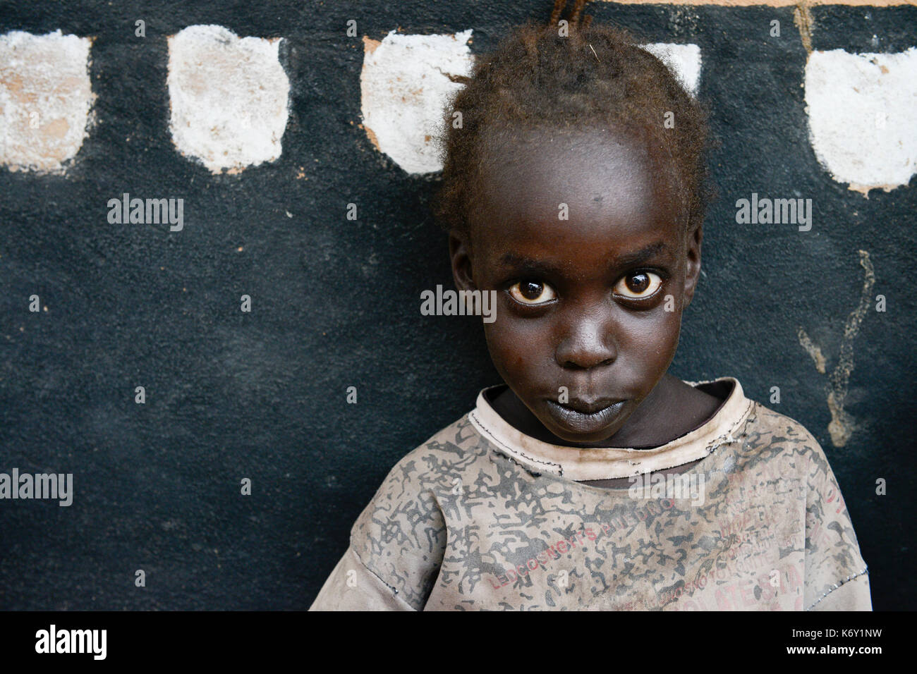 L'OUGANDA, Arua, sud Soudanais réfugiés au camp de Rhino l'établissement des réfugiés Nuer , suedsudanesische Fluechtlinge / fille im Fluechtlingslager Rhino camp, Nuers Maedchen Banque D'Images