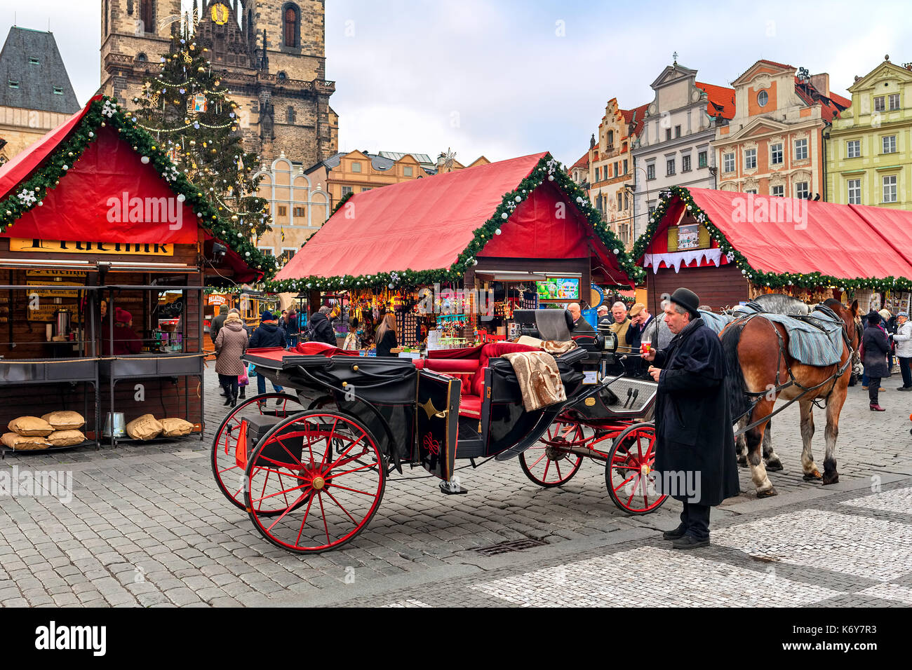 Prague, République tchèque - Le 10 décembre 2015 : transport et stalles en bois sur la place de la vieille ville, au cours du marché de Noël annuel traditionnel ayant lieu dans d Banque D'Images