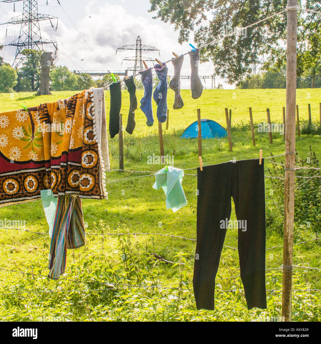 La pendaison des vêtements à sécher à la ferme attachée au Bhaktivedanta Manor près de Watford, Angleterre Banque D'Images