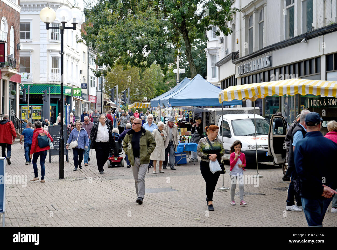 Eastbourne uk - rue commerçante du centre-ville photo prise par Simon dack Banque D'Images